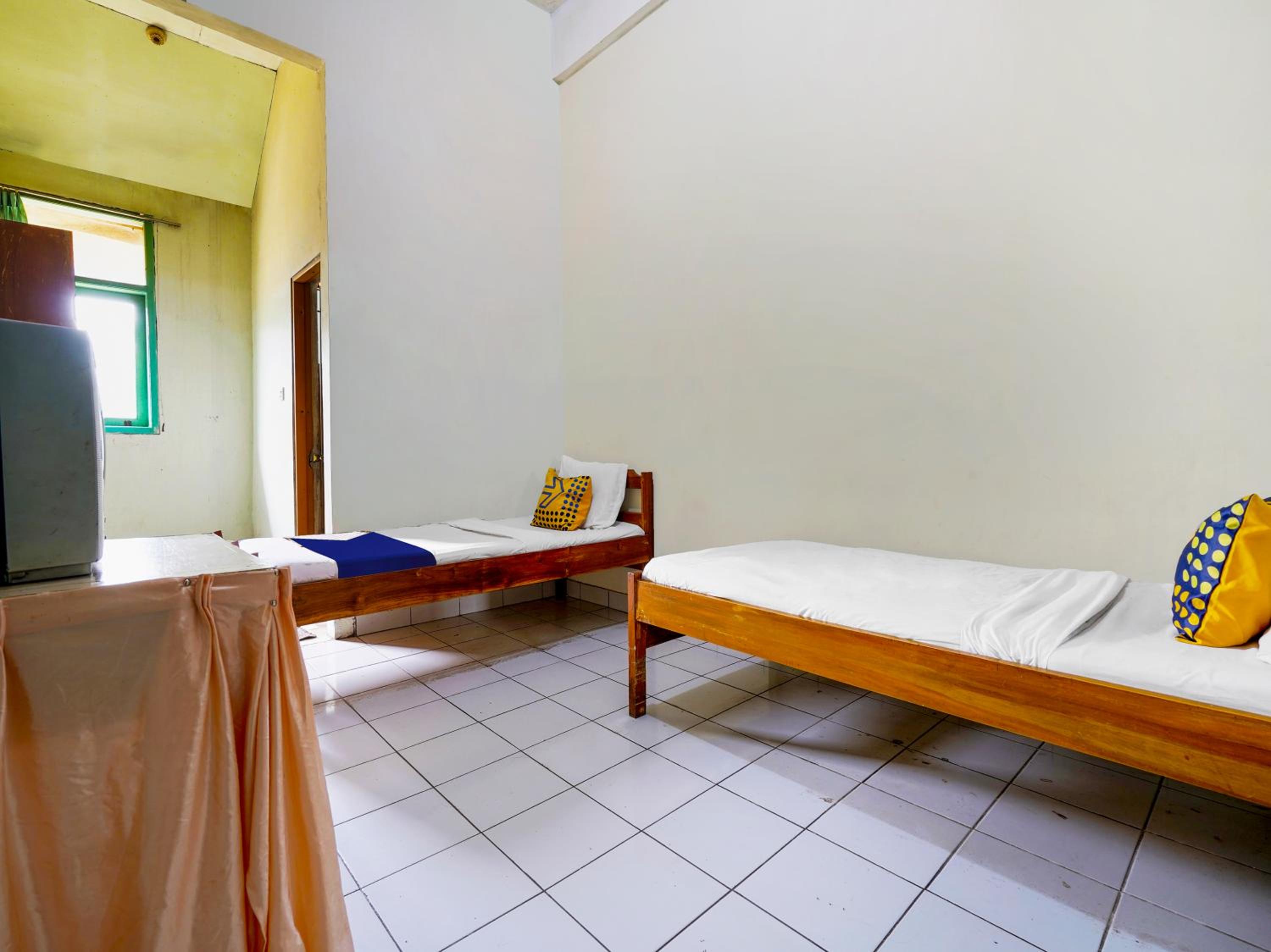 Economy Twin Room photo 3