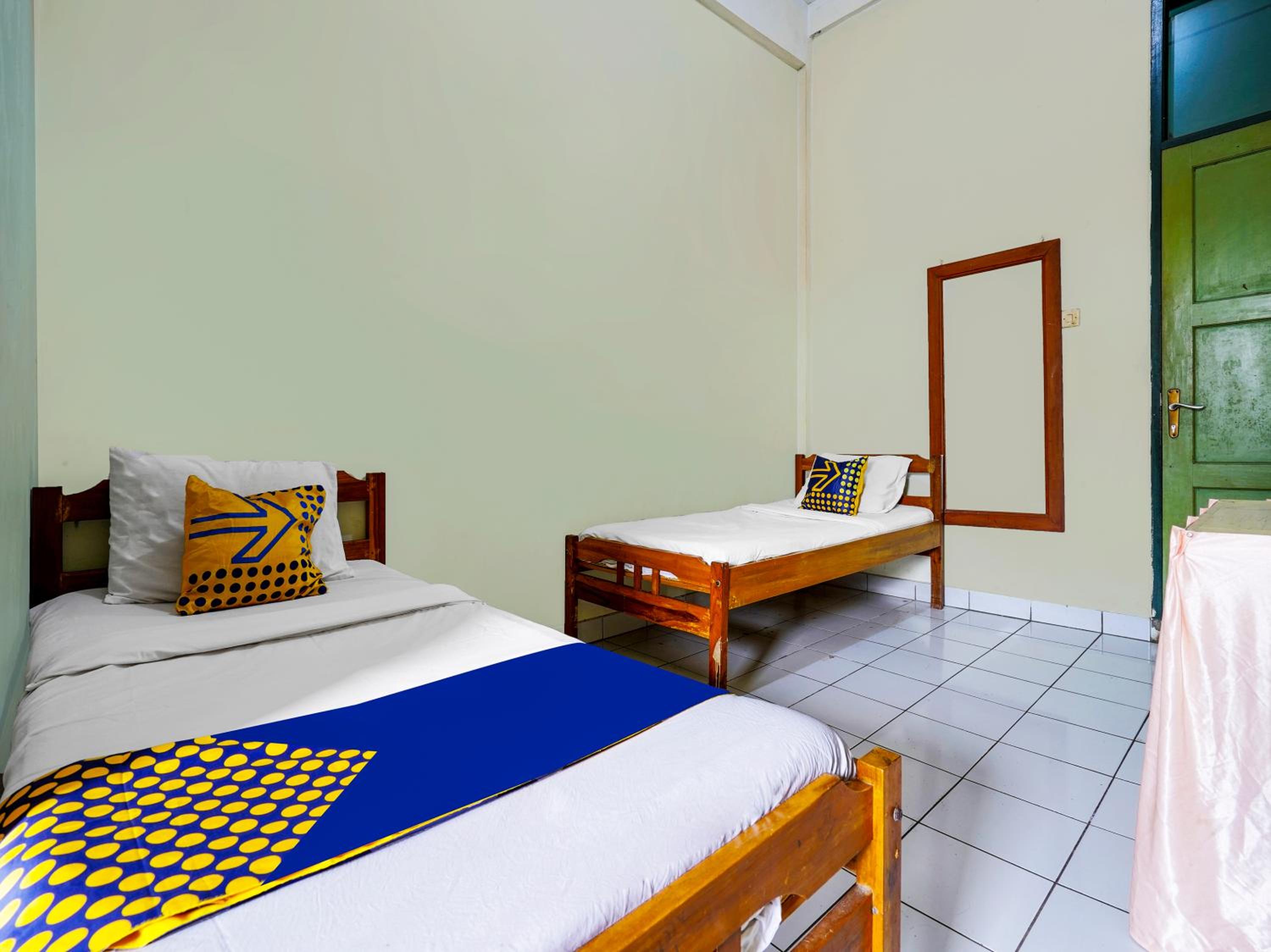 Economy Twin Room photo 1
