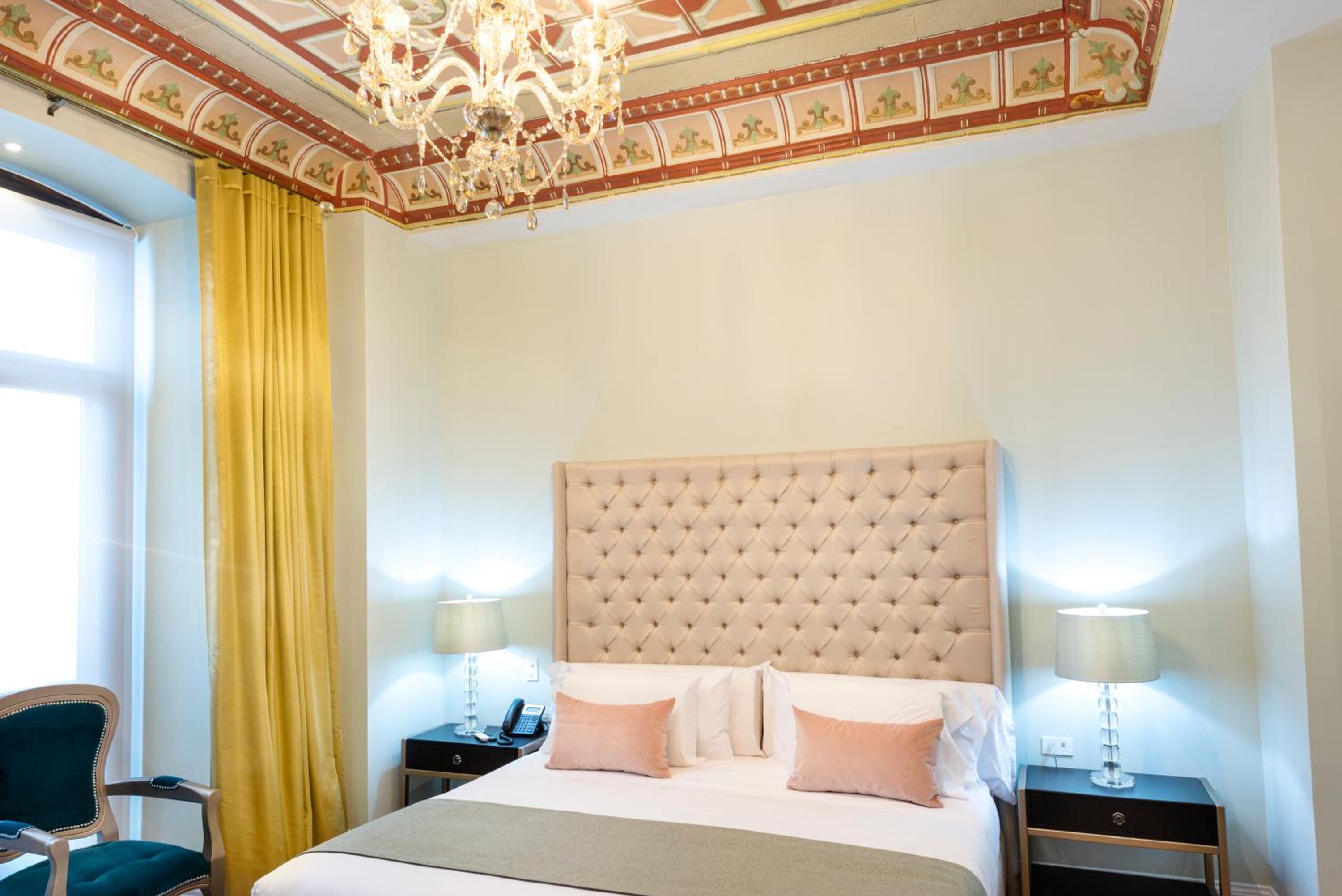 Queen Room with Balcony photo 2