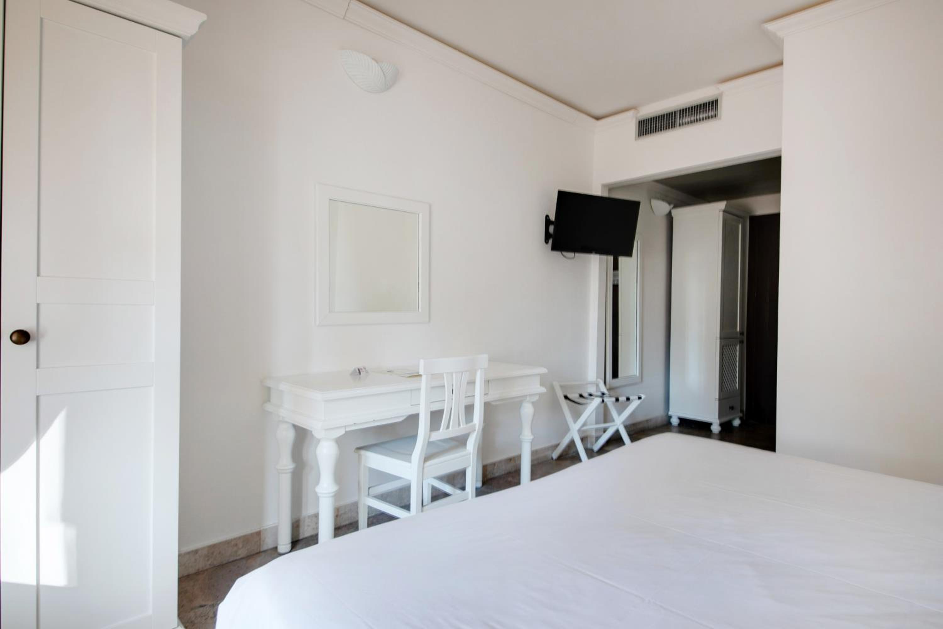 Double or Twin Room - Photo 2