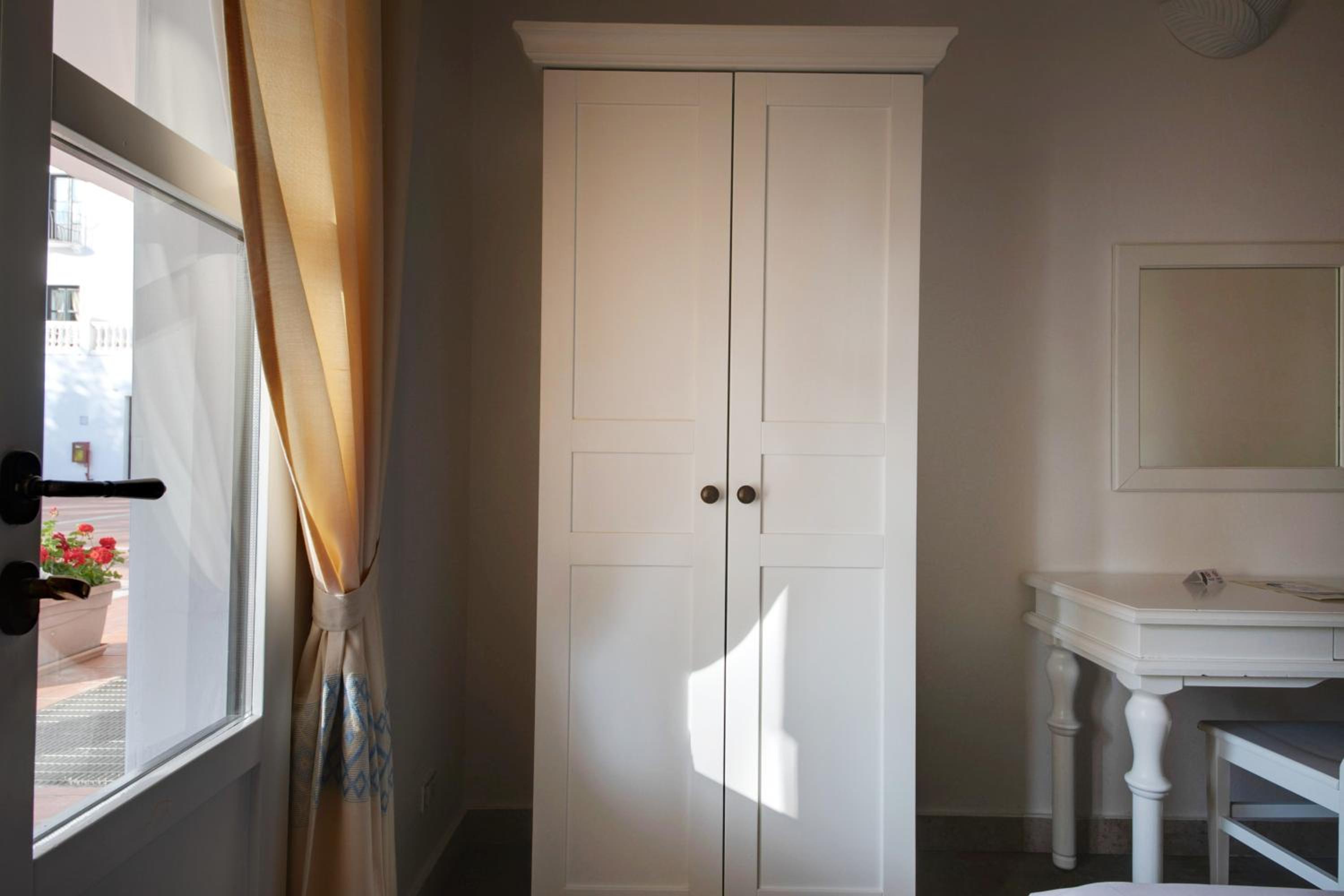Double or Twin Room - Photo 6