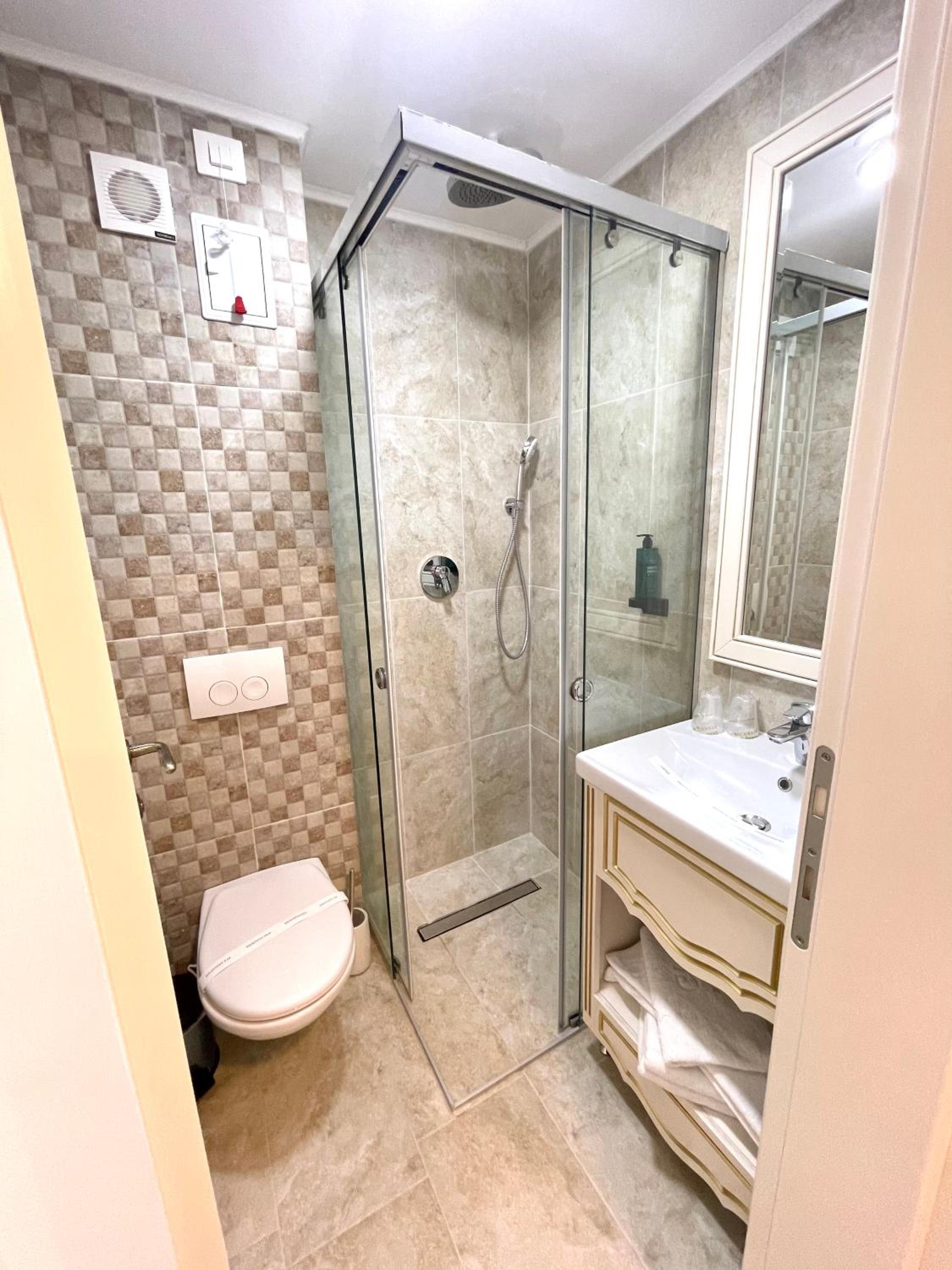Double Room with Pool View - Photo 4