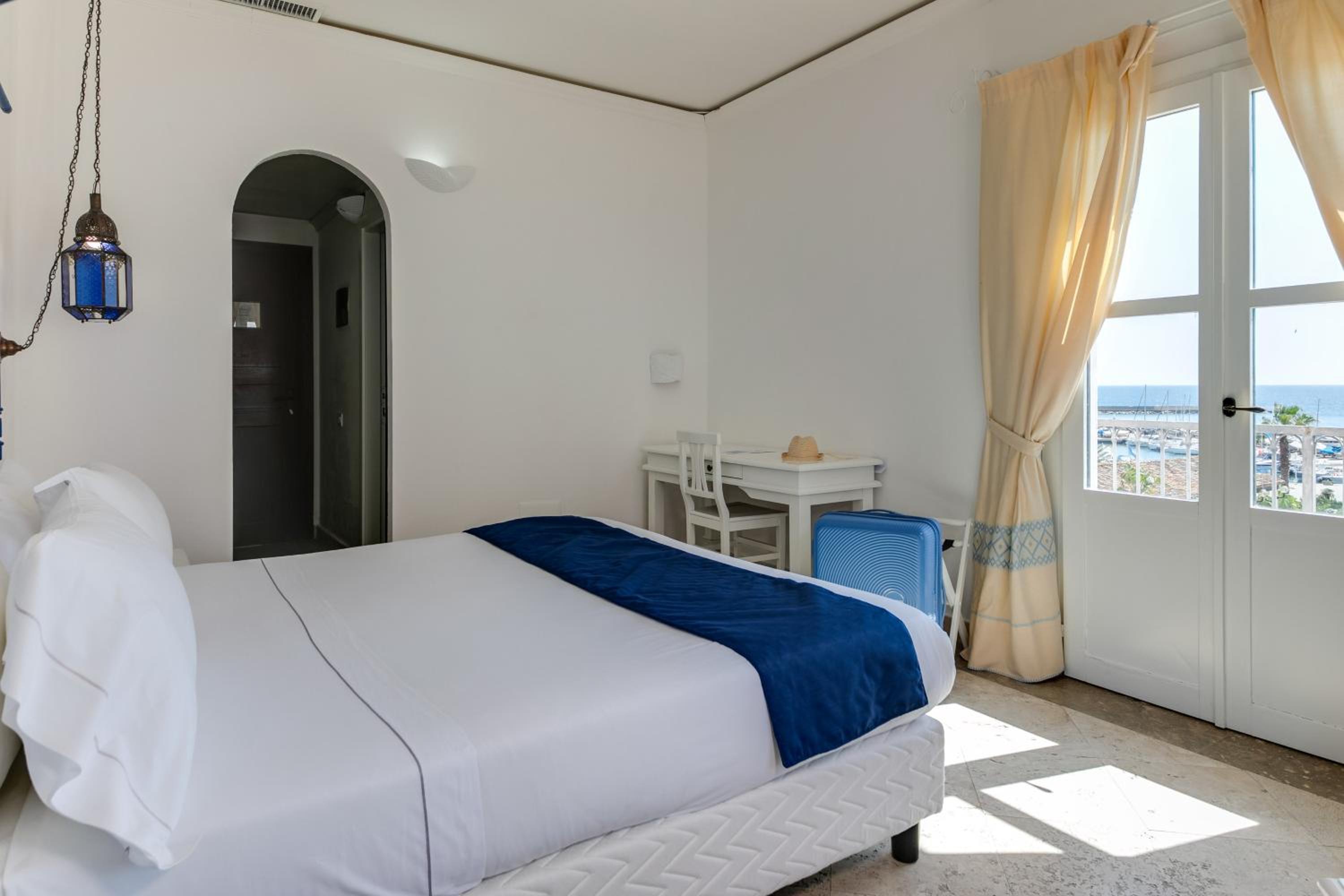 Double or Twin Room with Sea View - Photo 4