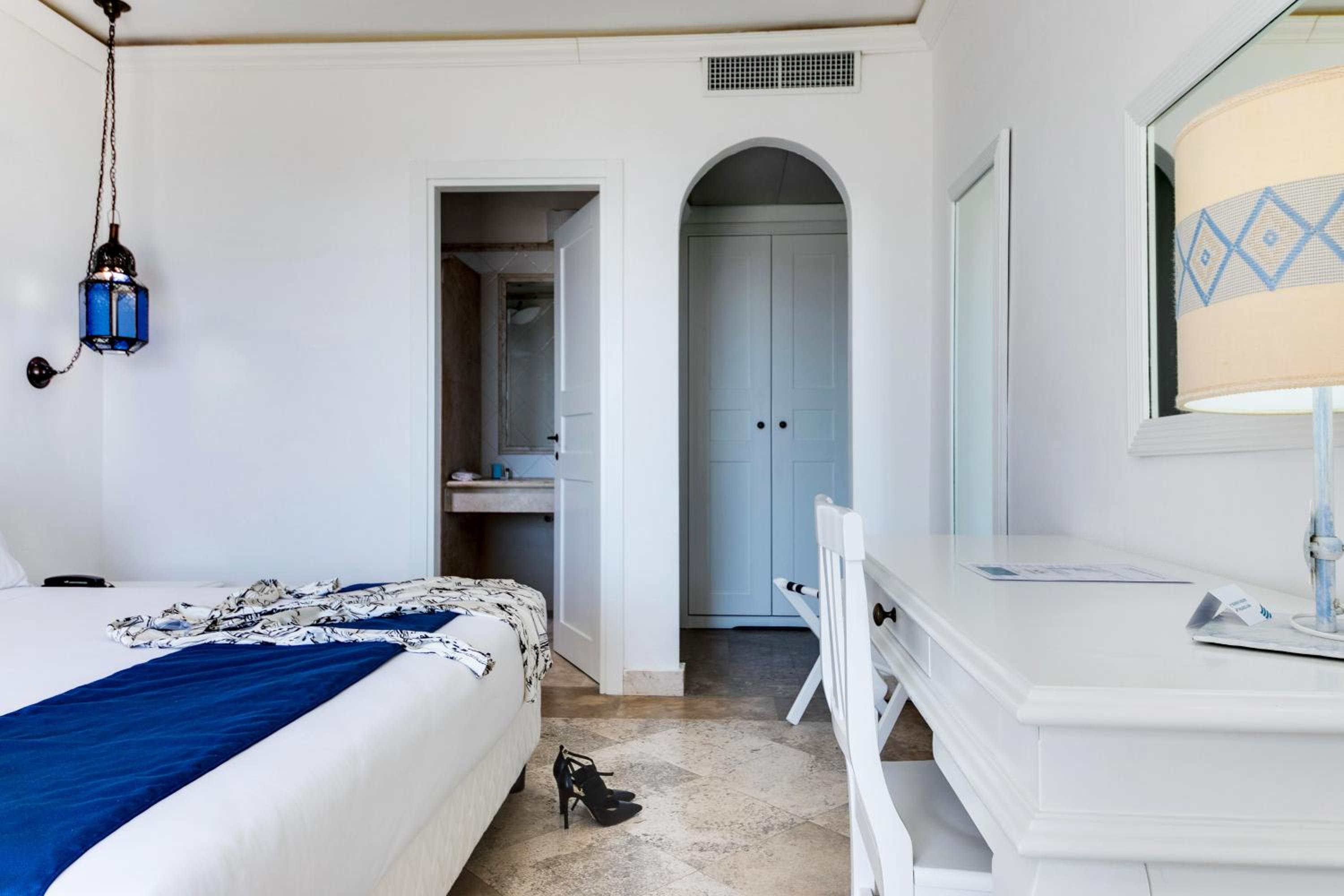 Double or Twin Room with Sea View - Photo 3