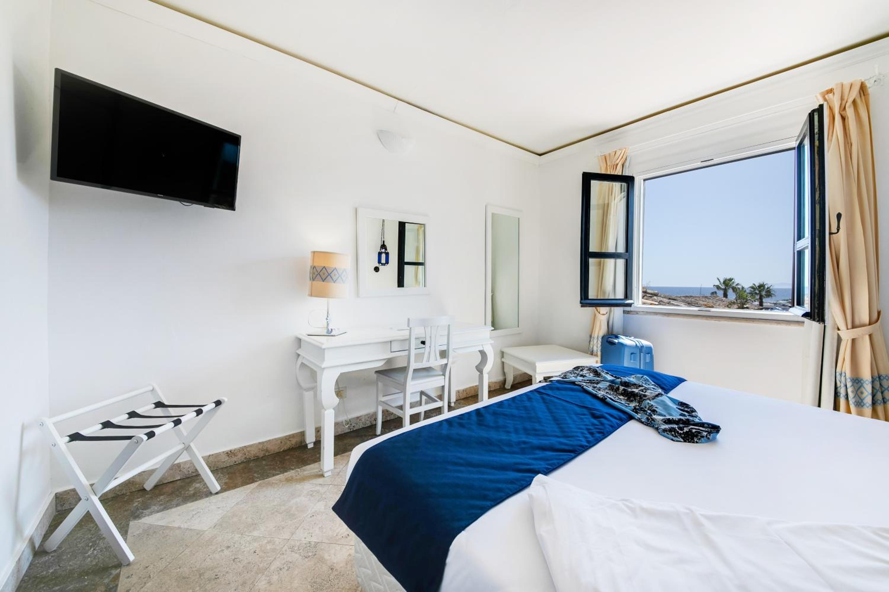 Double or Twin Room with Sea View - Photo 1