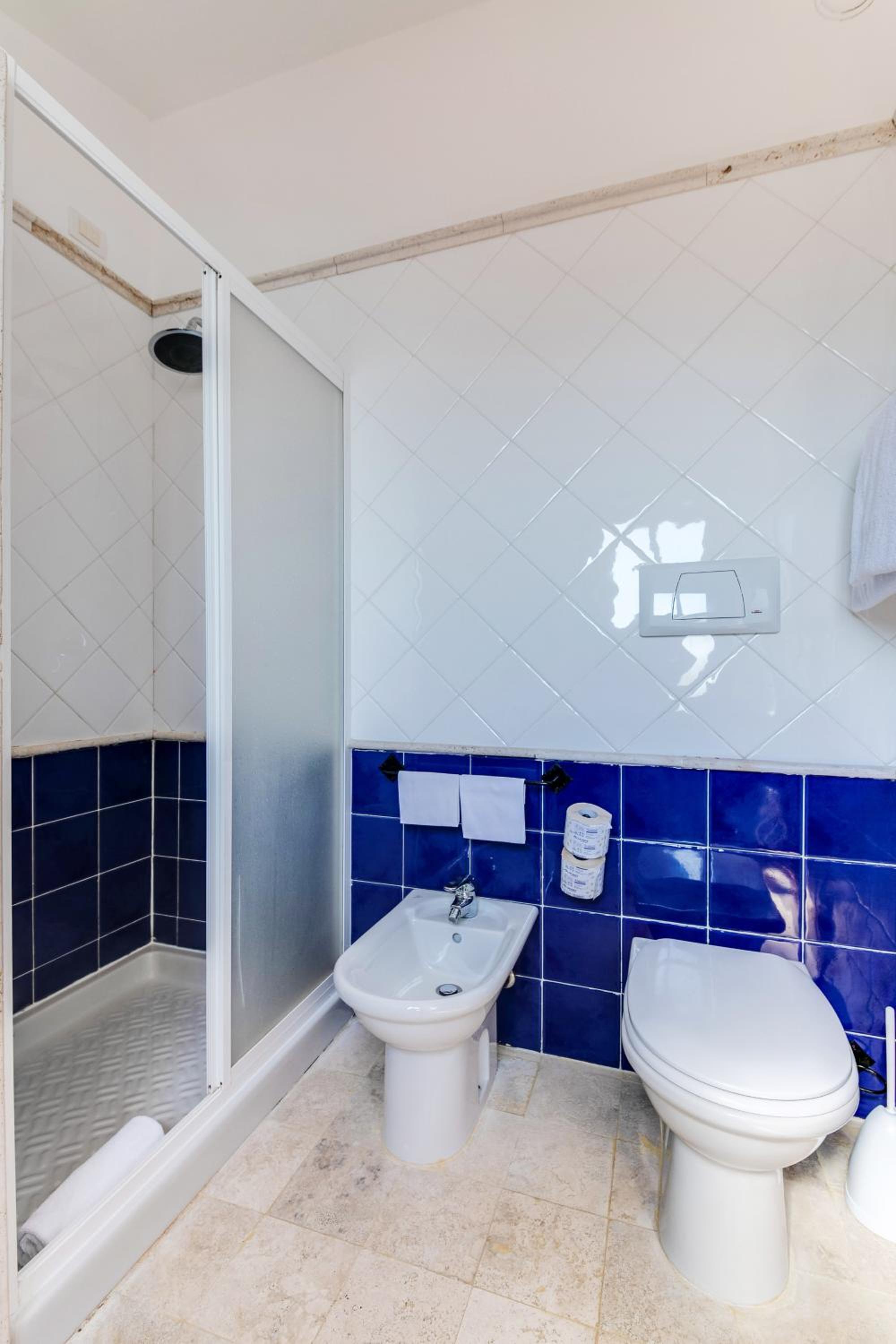 Double or Twin Room with Sea View - Photo 5