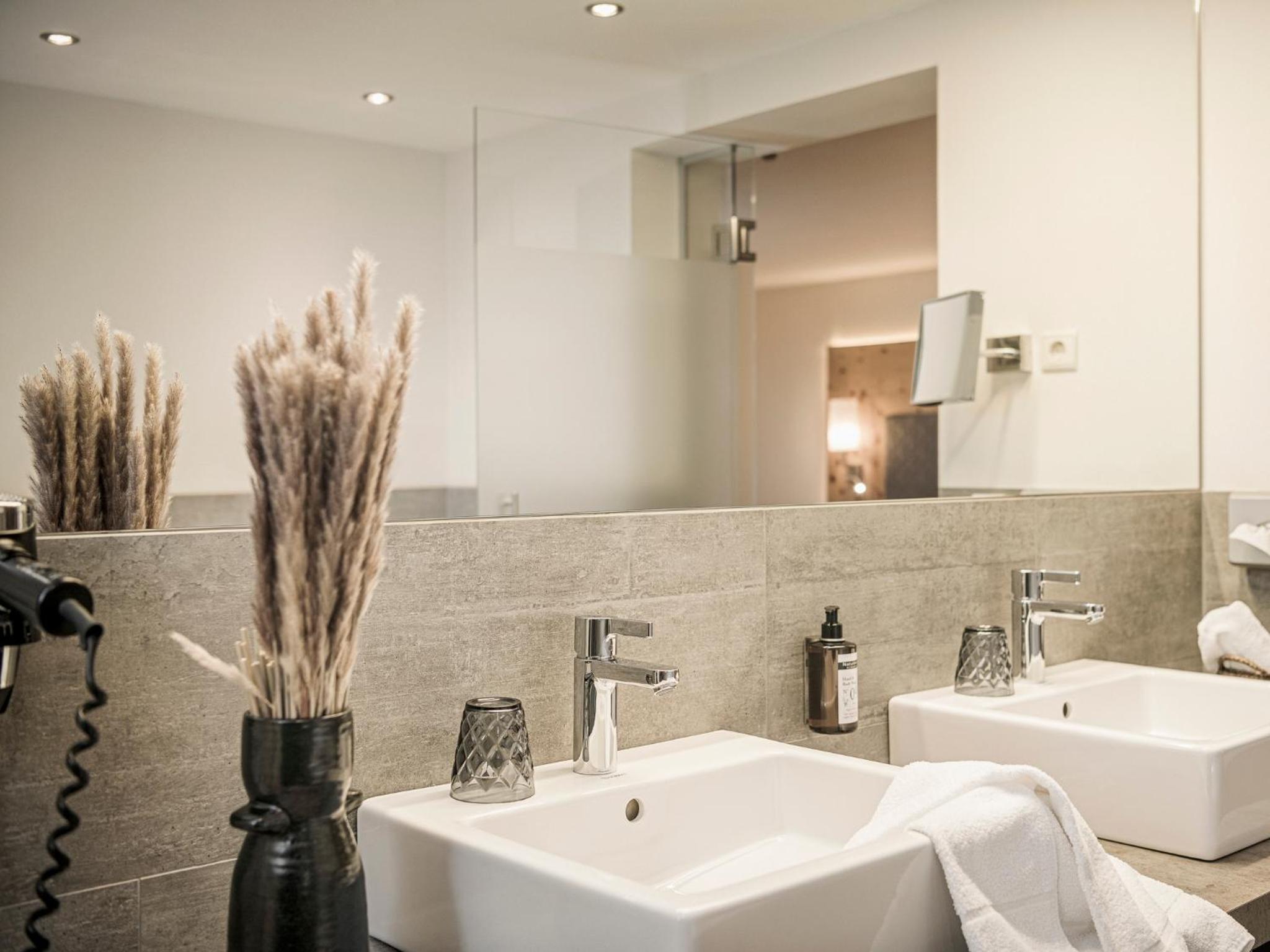 Deluxe Double Room with Shower - Photo 4
