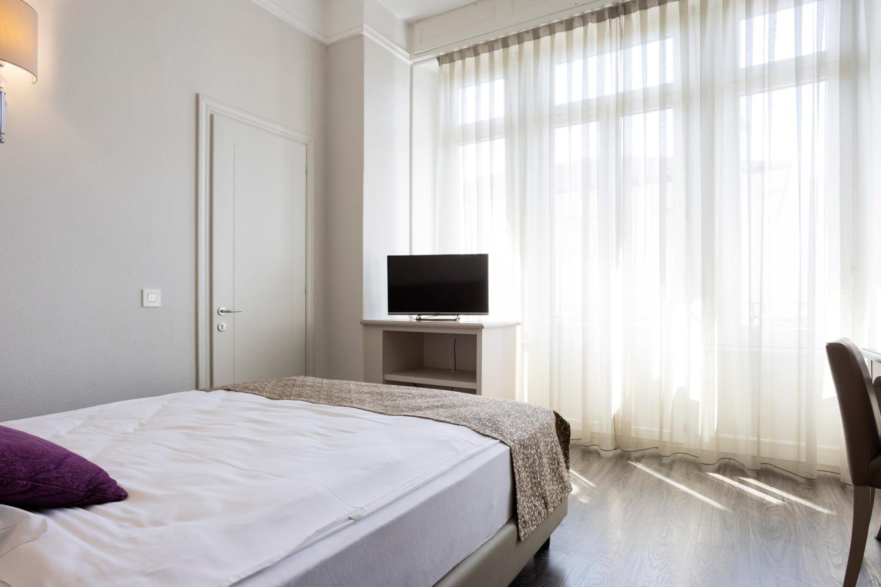 Standard Double or Twin Room - Photo 3