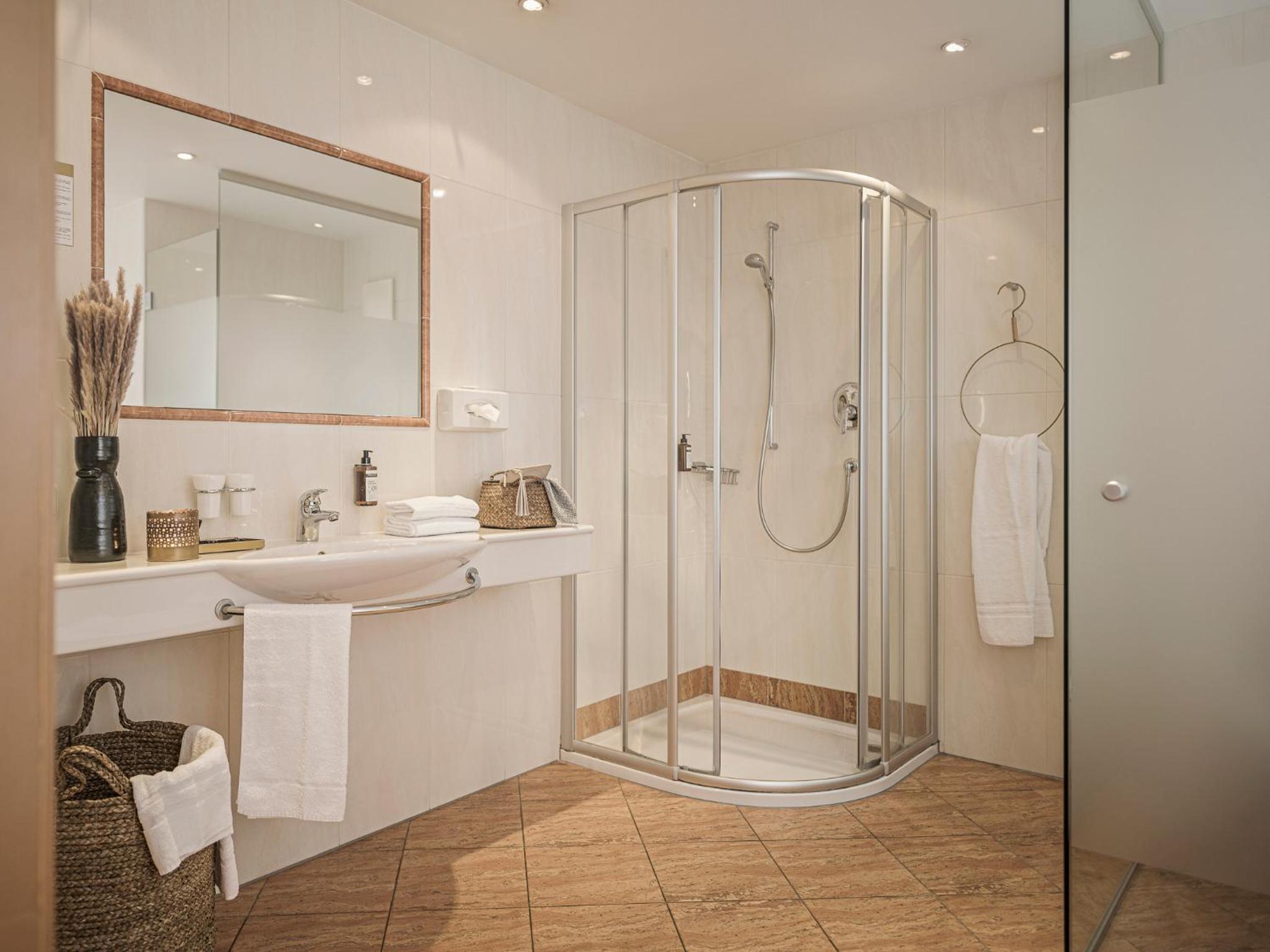 Deluxe Double Room with Balcony - Photo 5