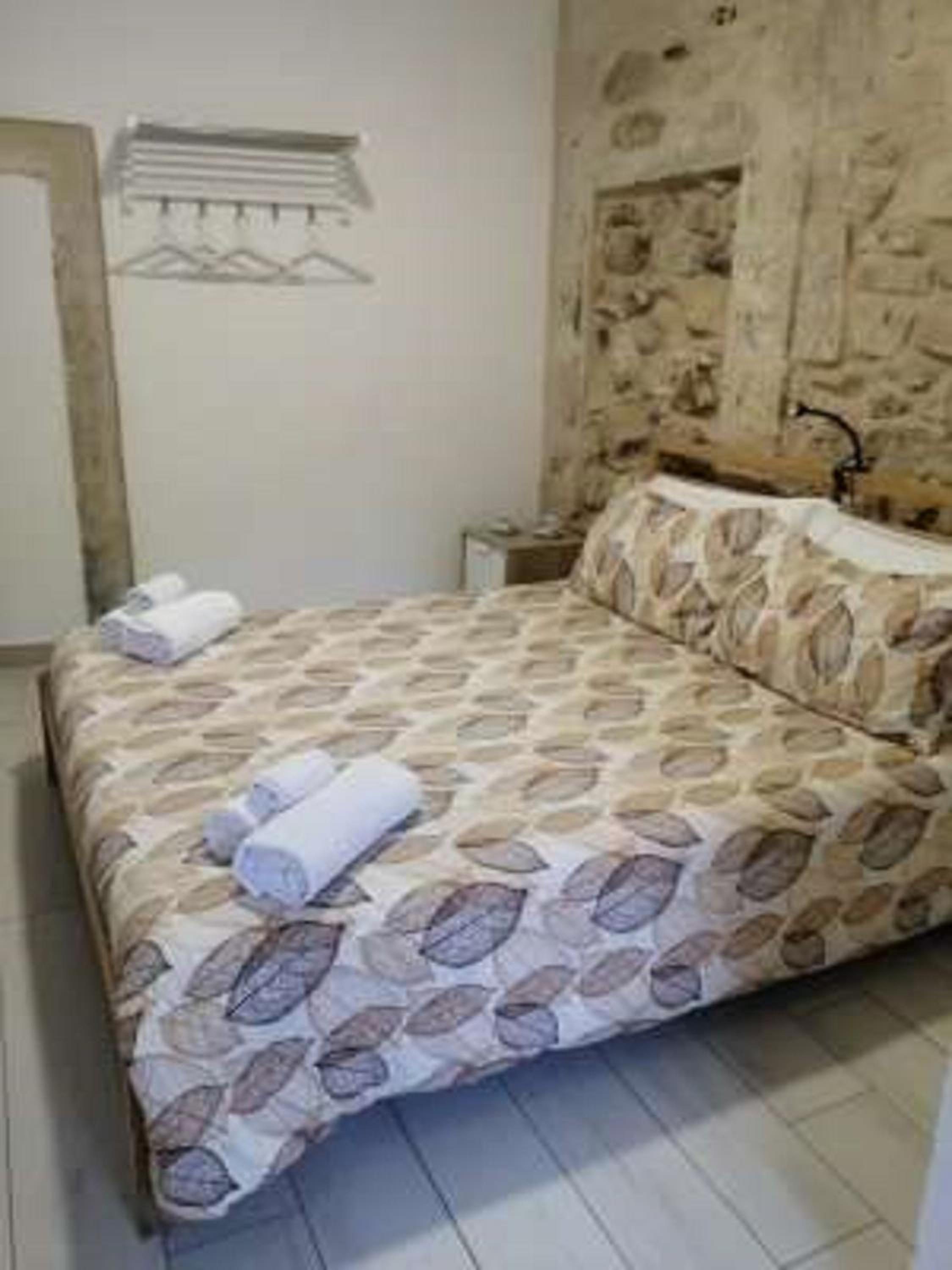 Double Room with Balcony - Photo 10