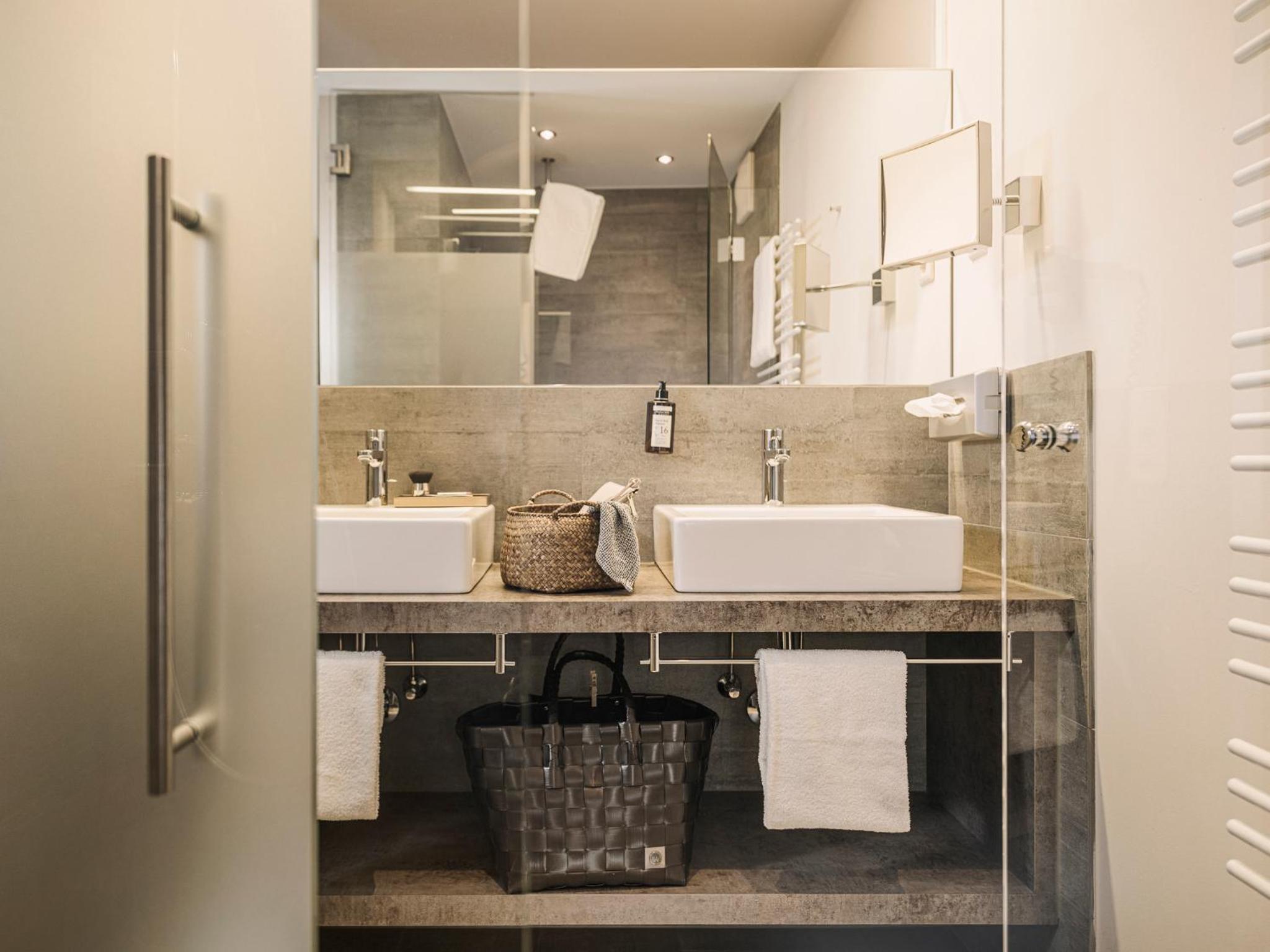 Deluxe Double Room with Shower - Photo 3