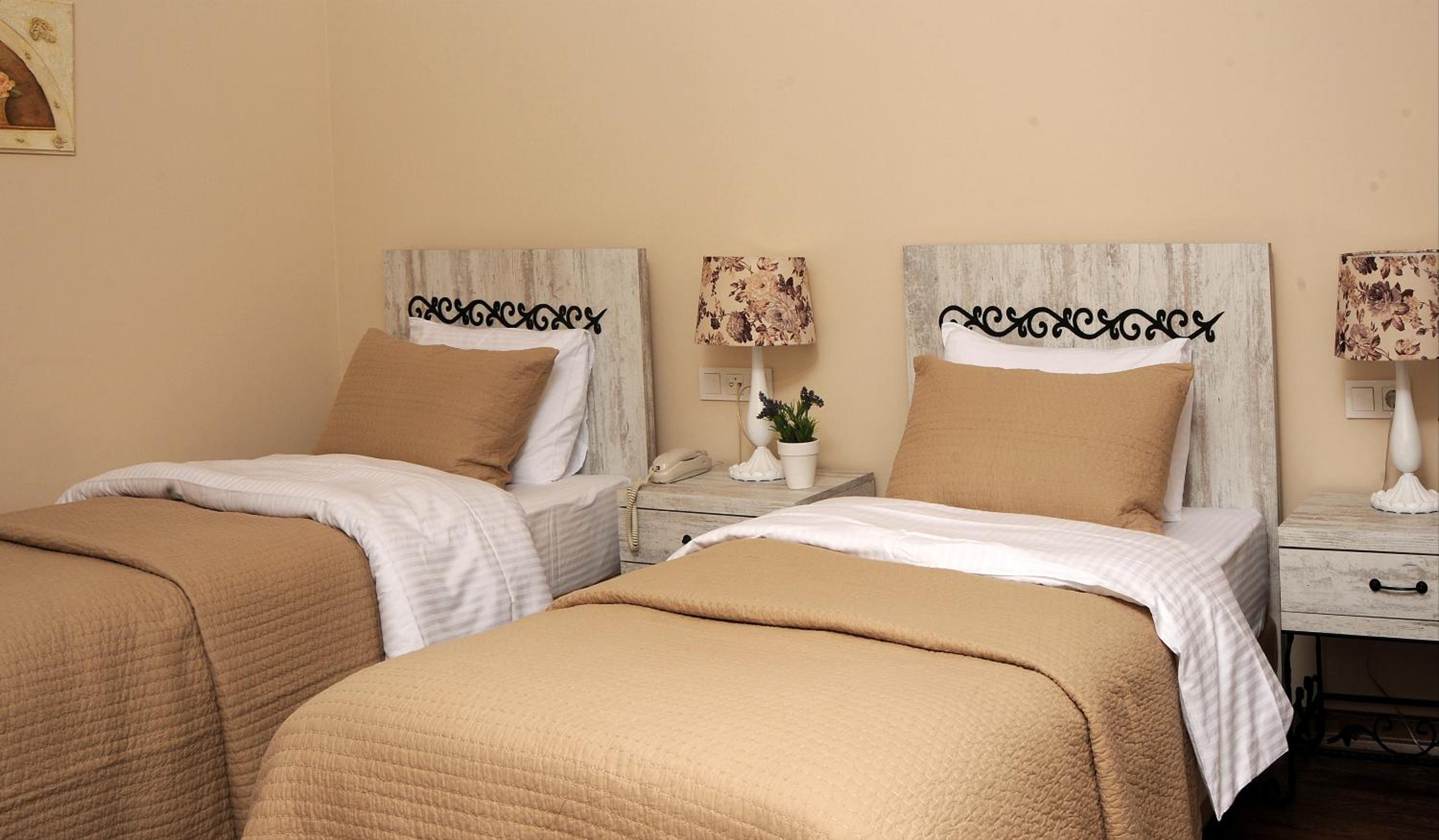 Standard Twin Room - Photo 8