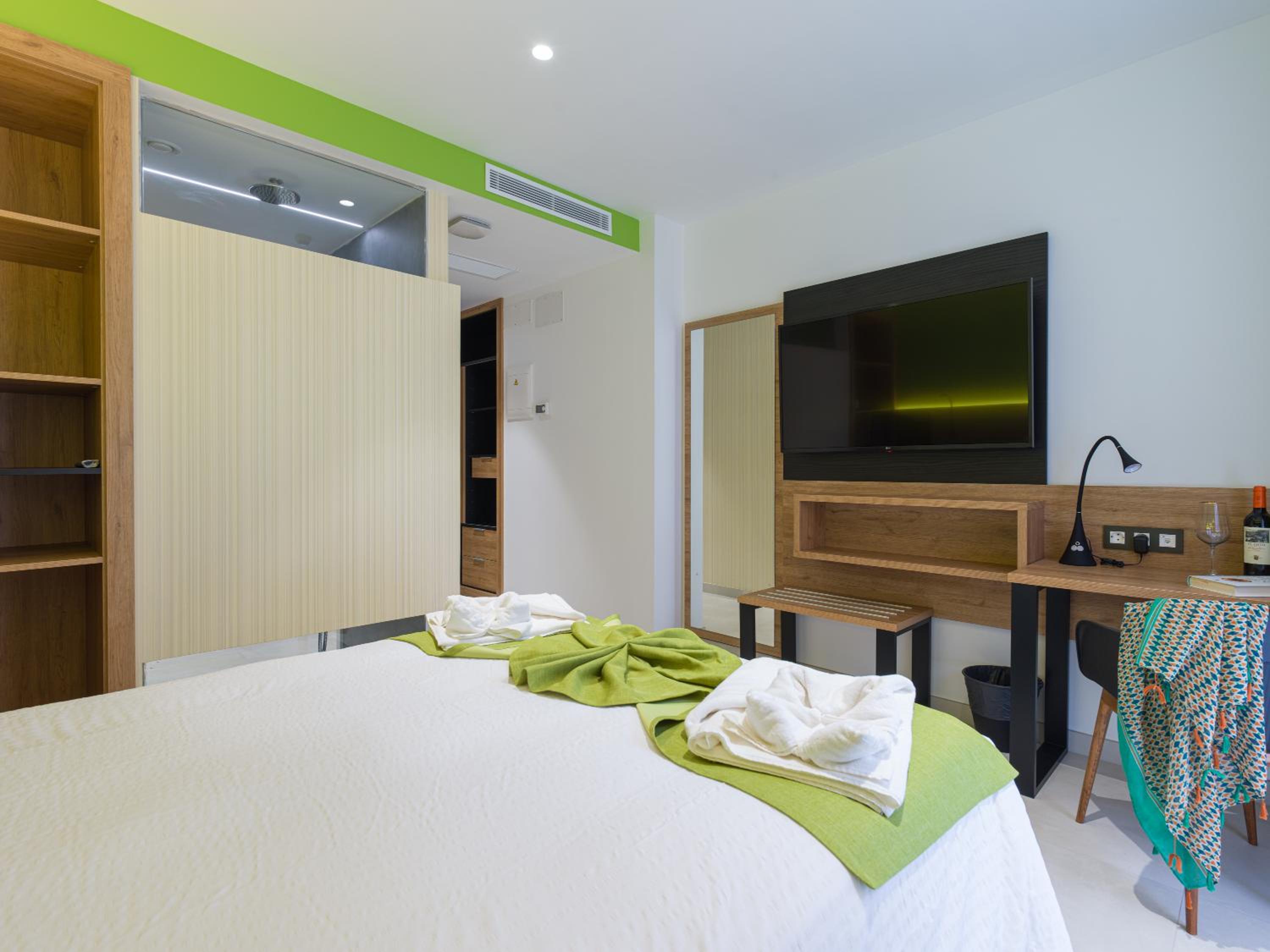 Standard Double Room - Photo 11
