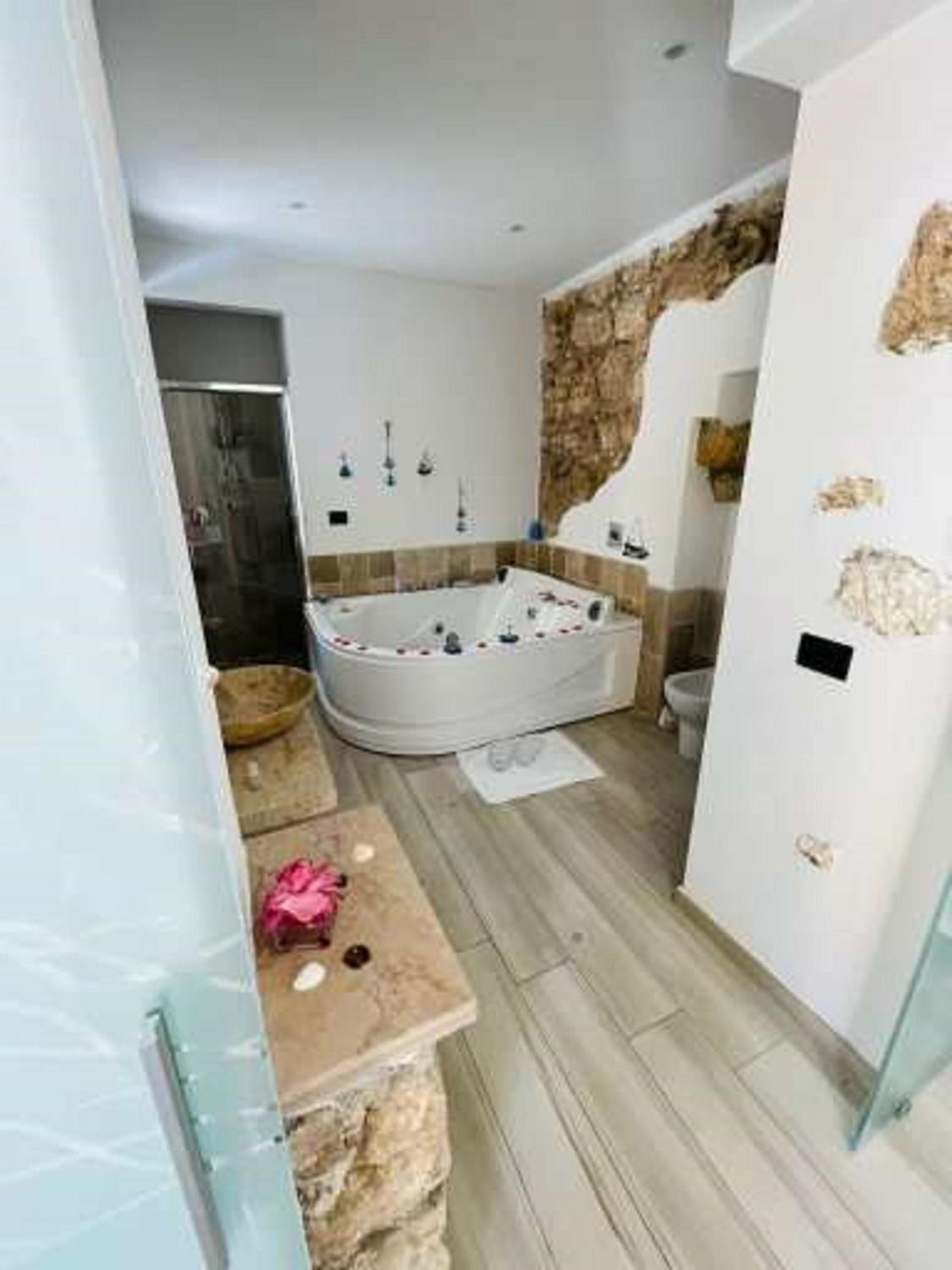 Suite with Spa Bath - Photo 8