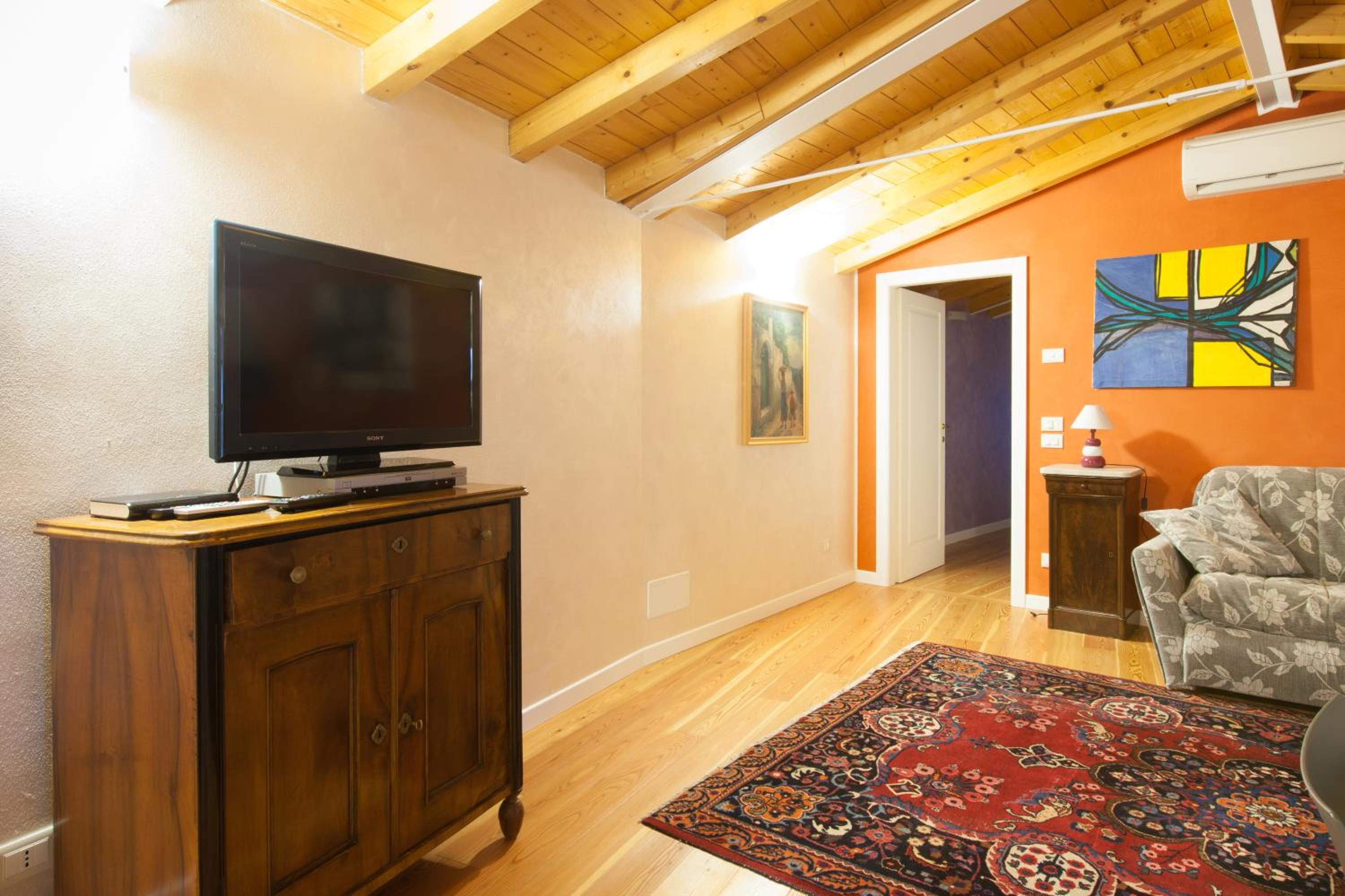Large Two-Bedroom Apartment with Lake View photo 3