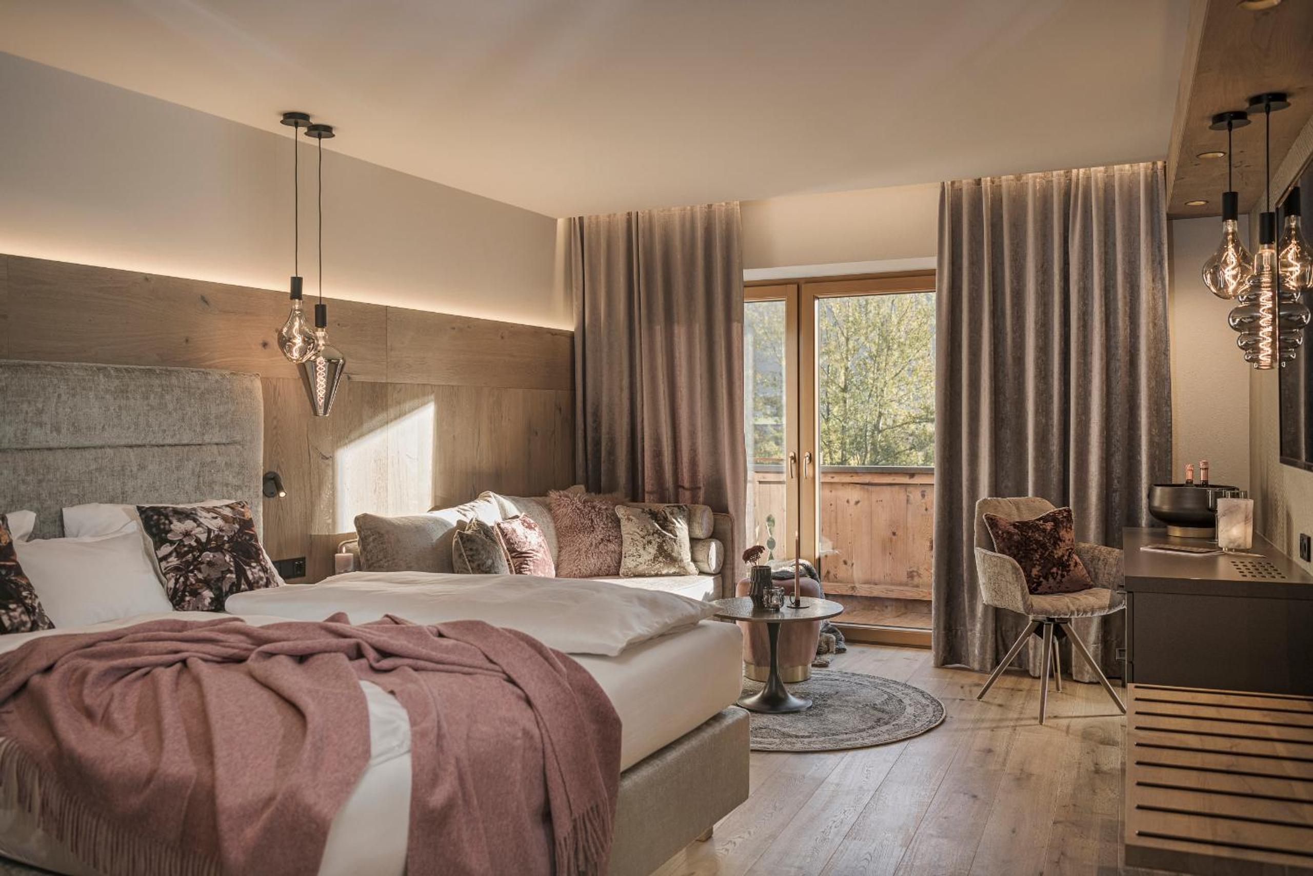 Deluxe Double Room with Bath - Photo 1