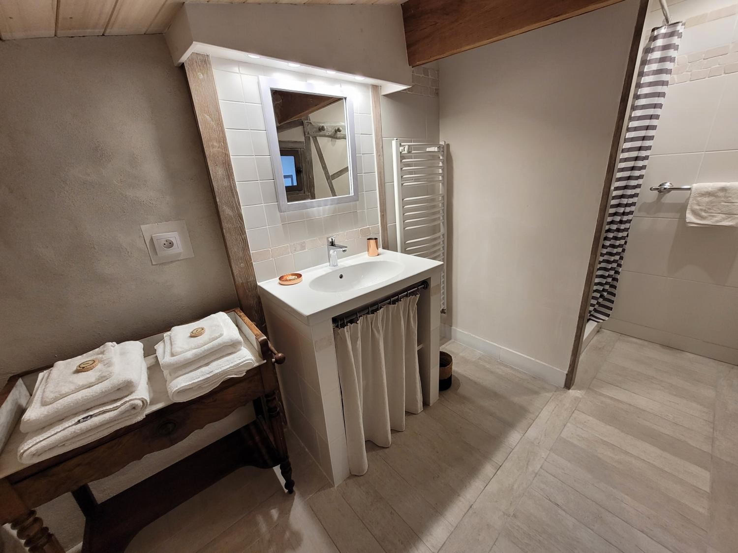 Deluxe Room (2 Adults + 1 Child) - Photo 2