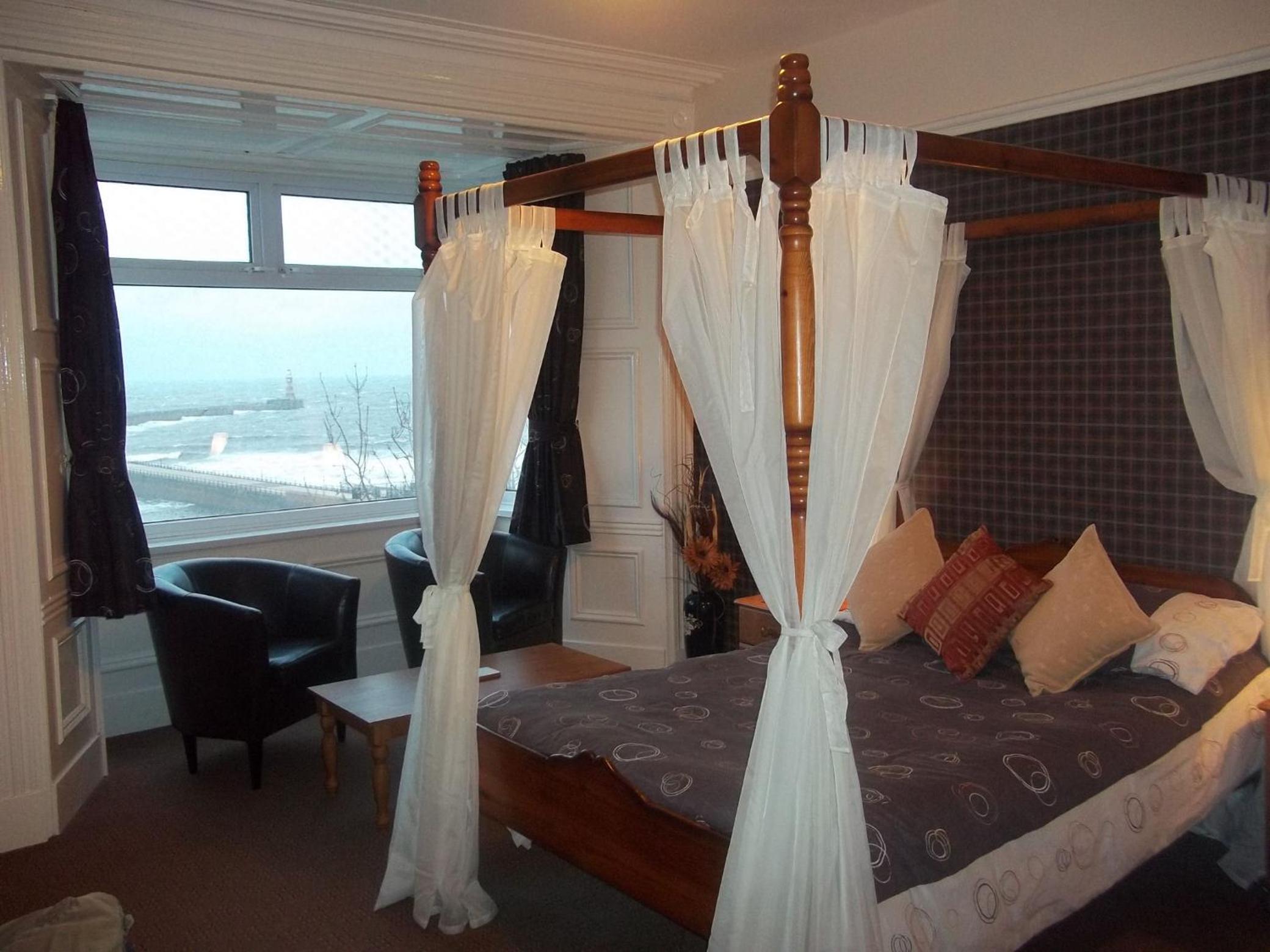 Double Room with Four Poster bed and Sea View - T2