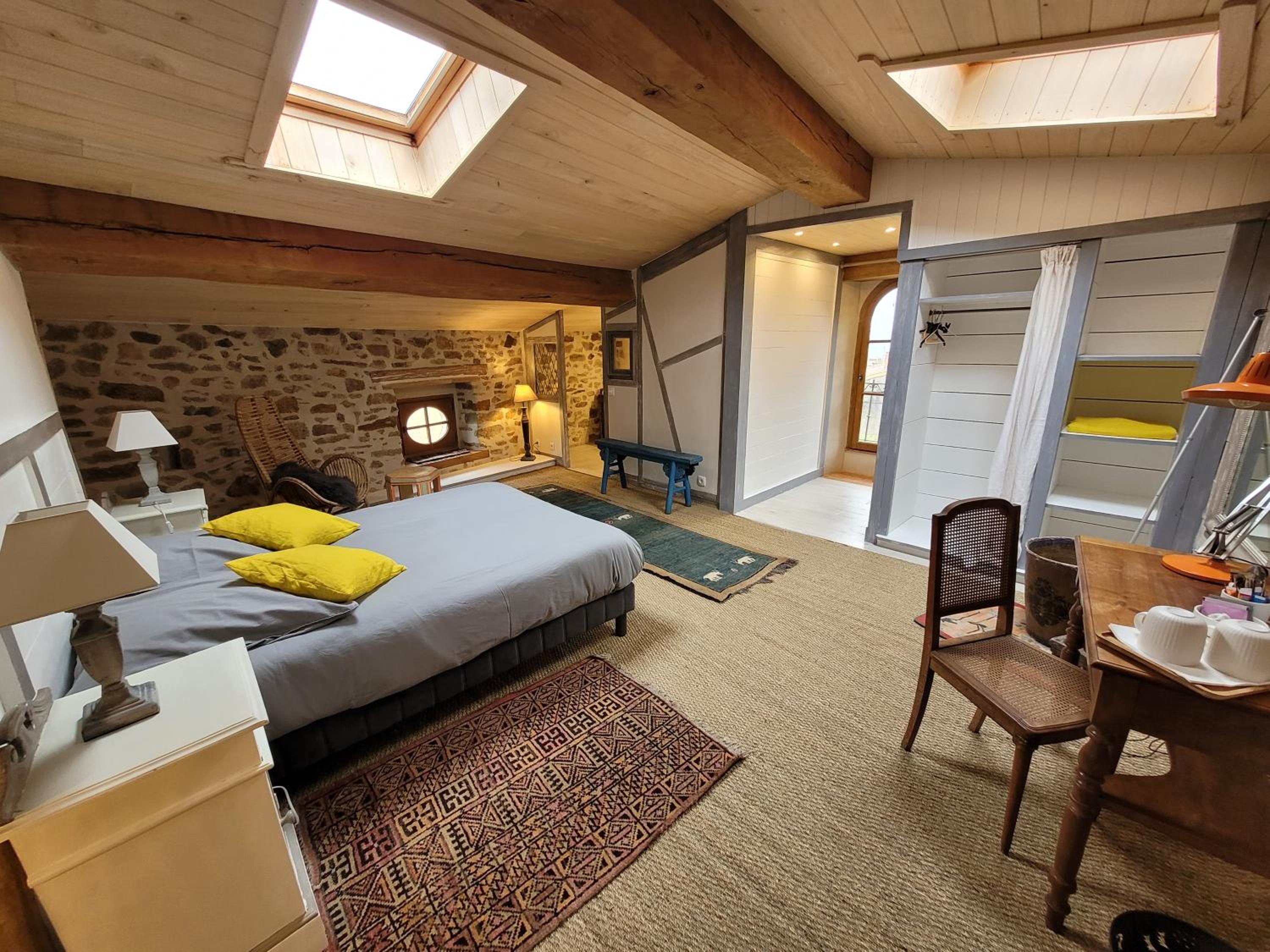 Deluxe Room (2 Adults + 1 Child) - Photo 1