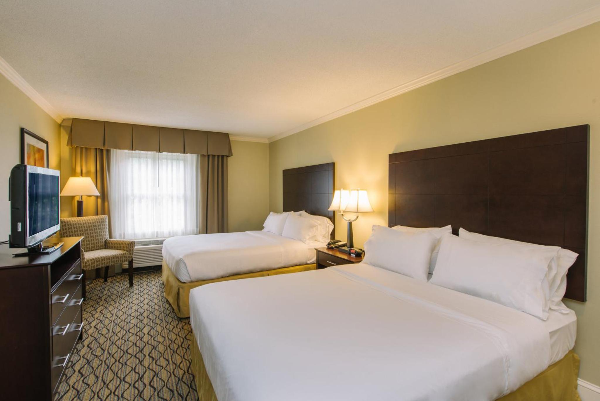Standard Queen Room with Two Queen Beds - Photo 3