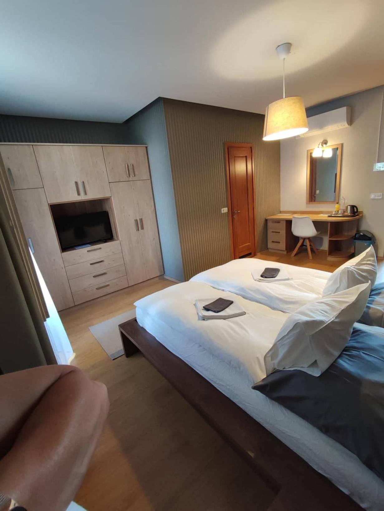 Deluxe Double Room with Shower - Photo 13