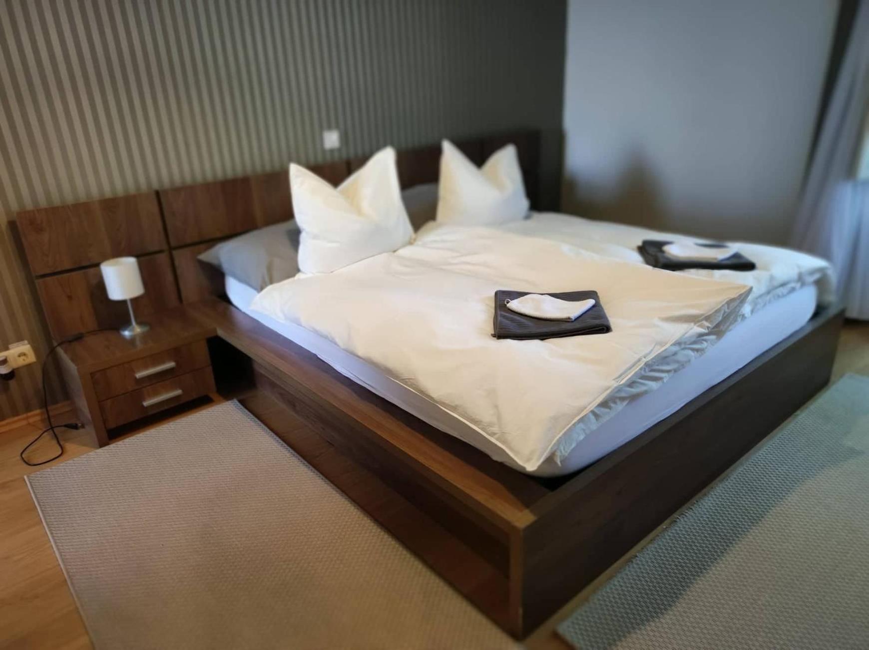 Deluxe Double Room with Shower - Photo 10