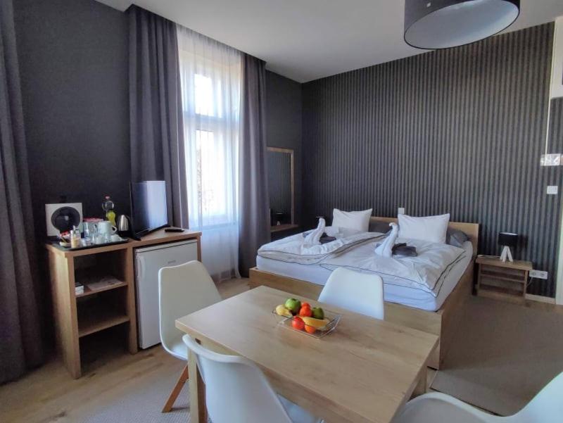 Quadruple Room with Balcony - Photo 2
