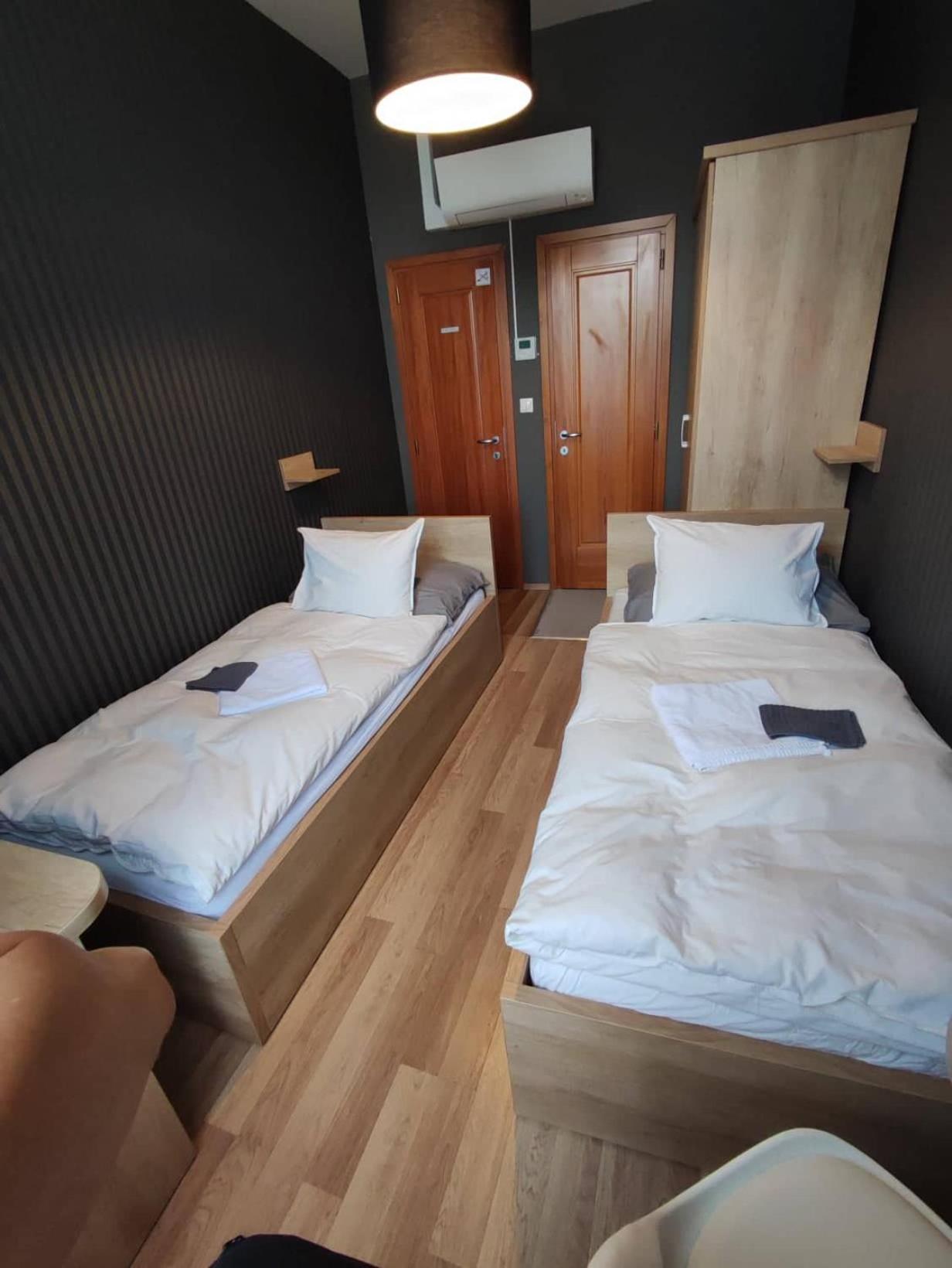 Twin Room with Bathroom - Photo 8