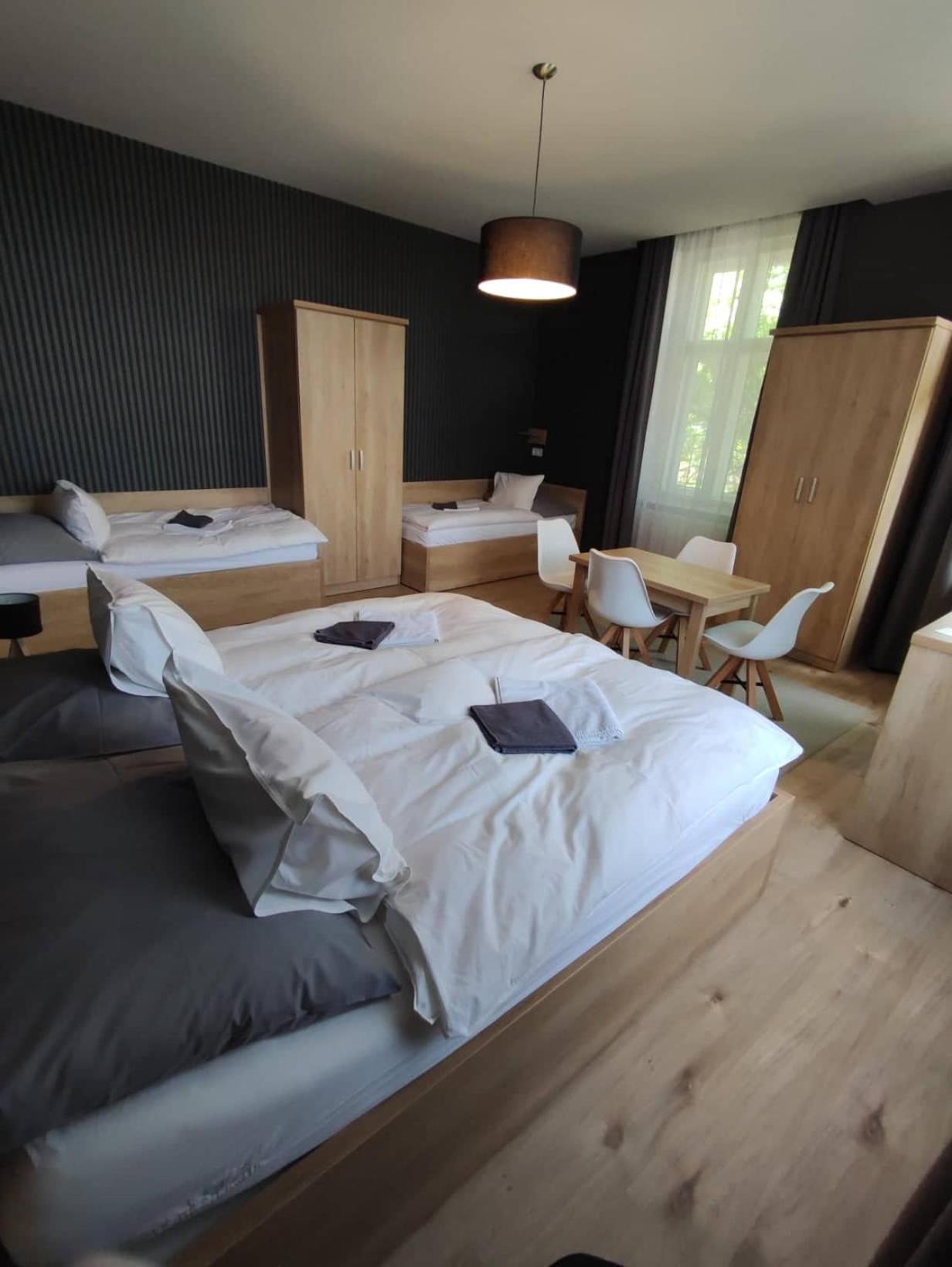Quadruple Room with Balcony - Photo 4