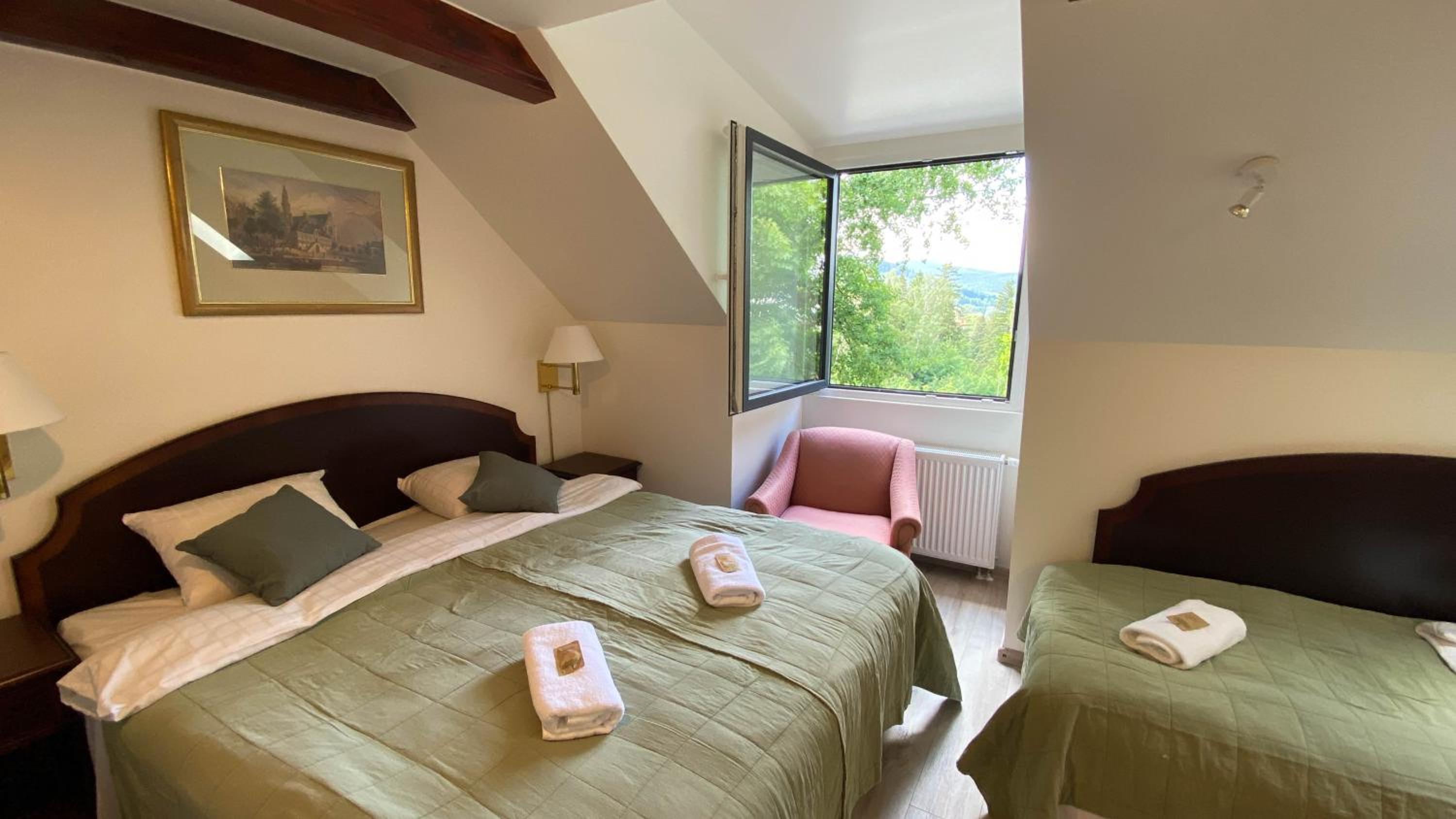 Quadruple Room with Private Bathroom photo 3