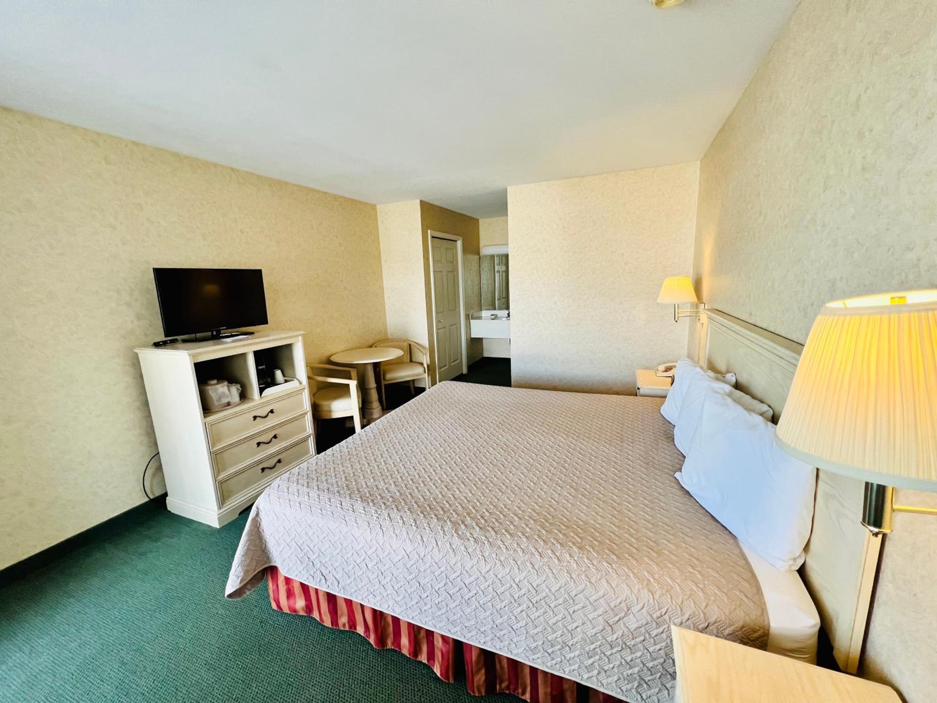 Queen Room photo 2