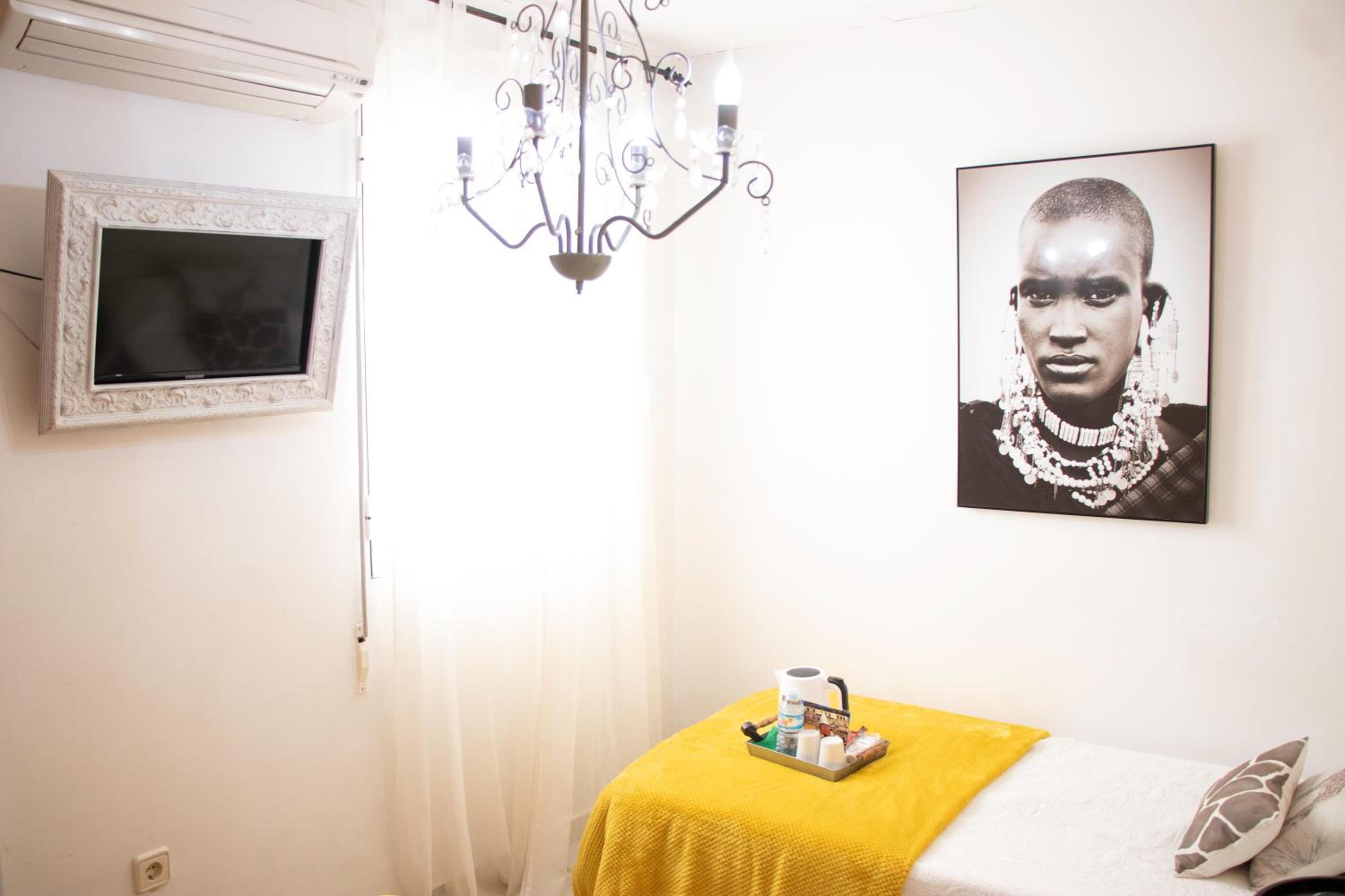 Double Room with Private Bathroom - Photo 12