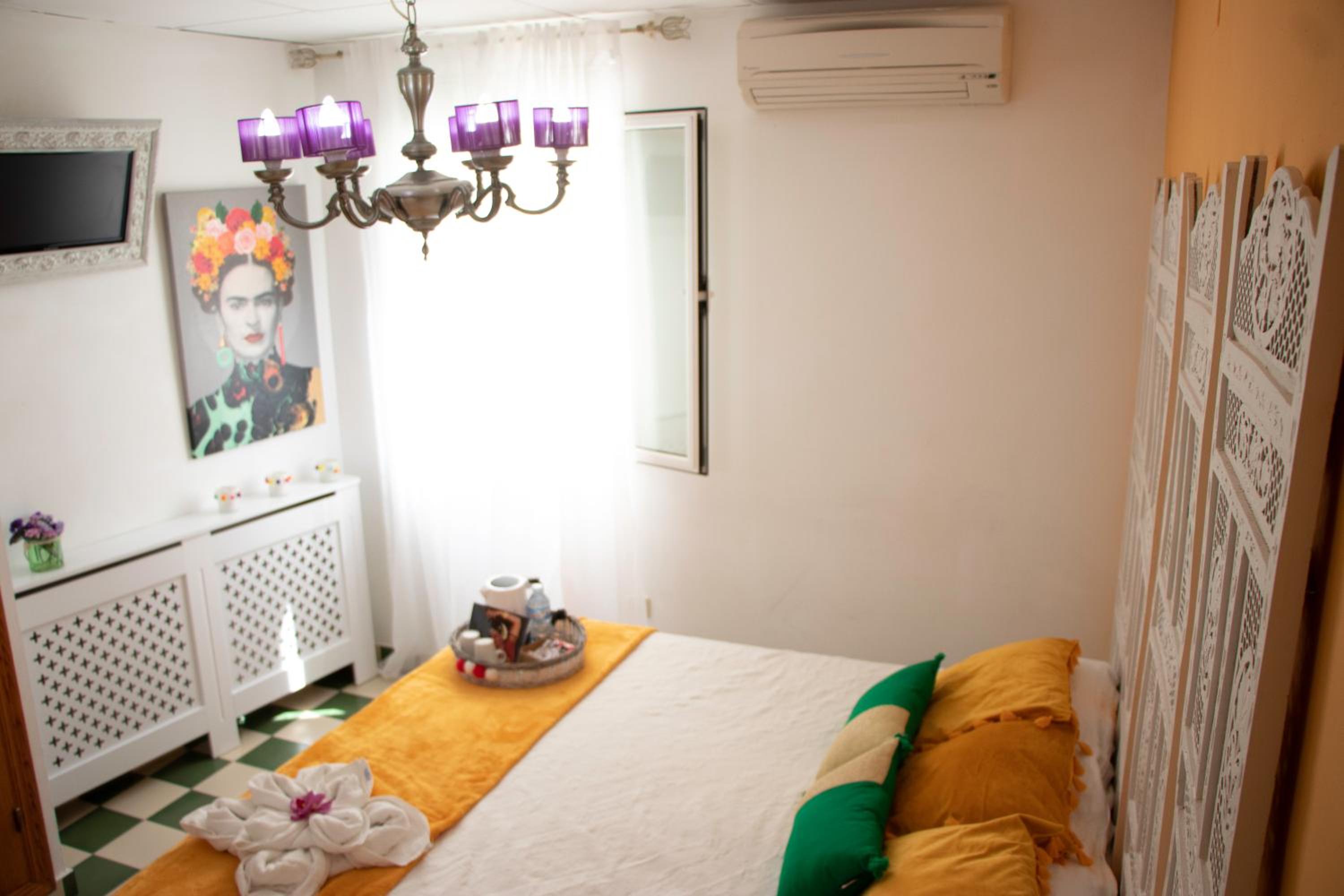 Double Room with Private Bathroom - Photo 24