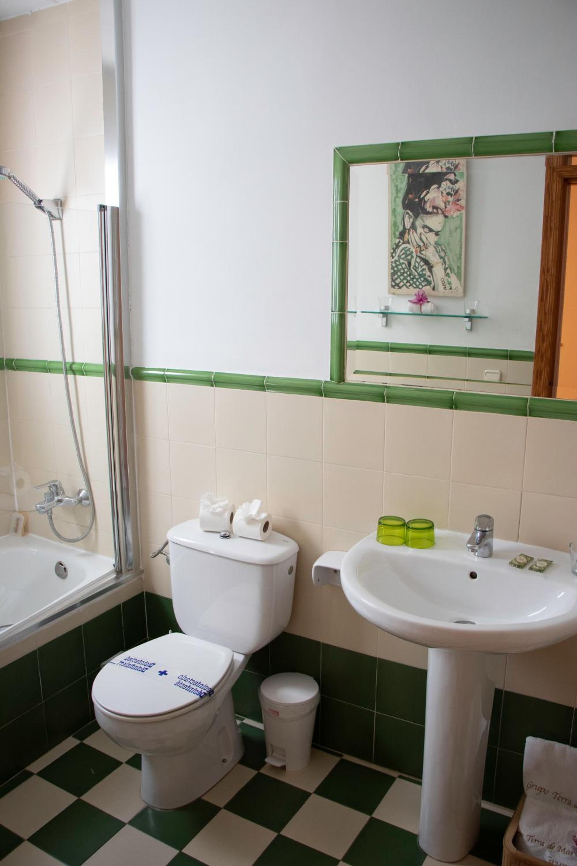 Double Room with Private Bathroom - Photo 32