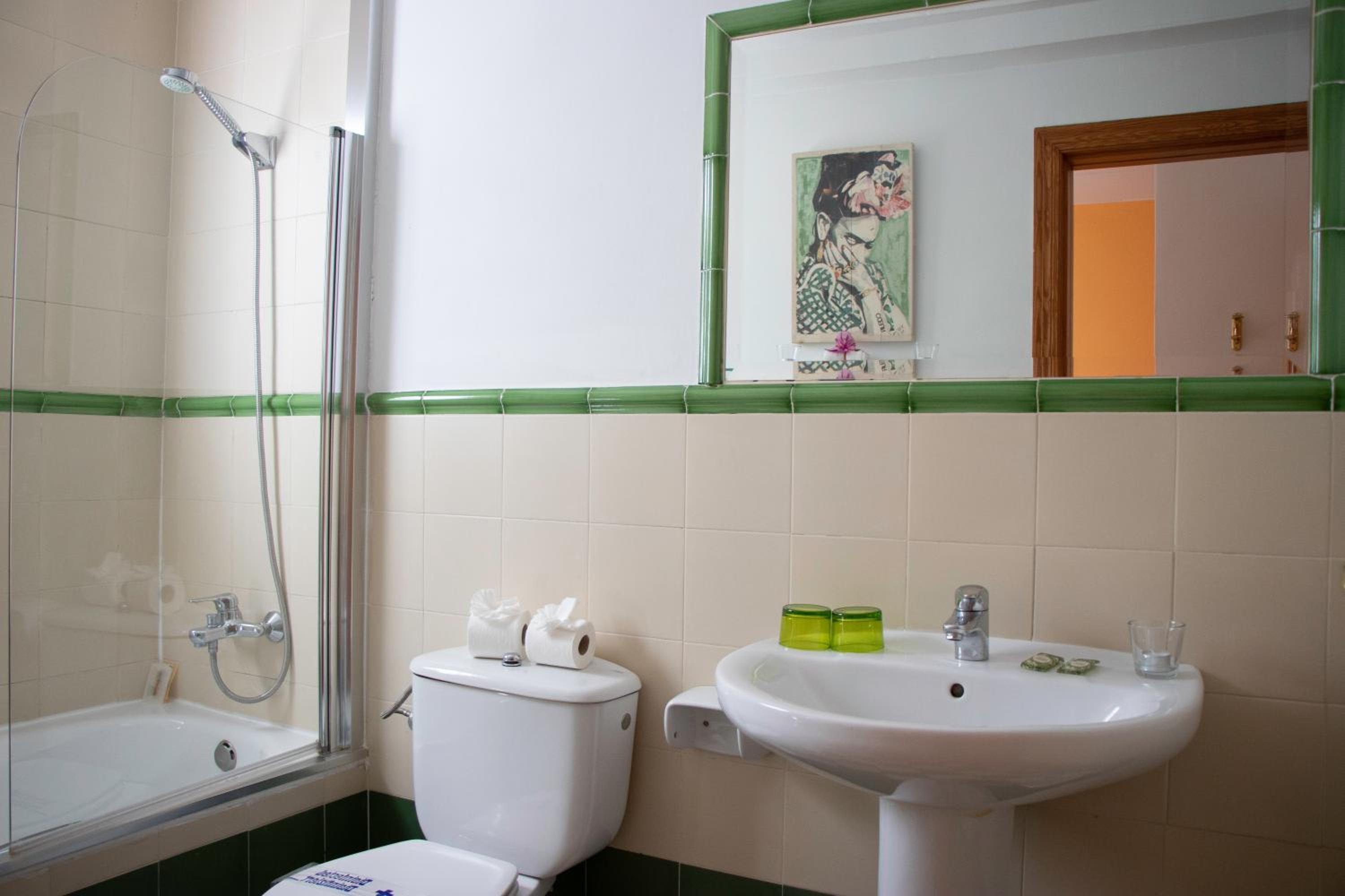 Double Room with Private Bathroom - Photo 40