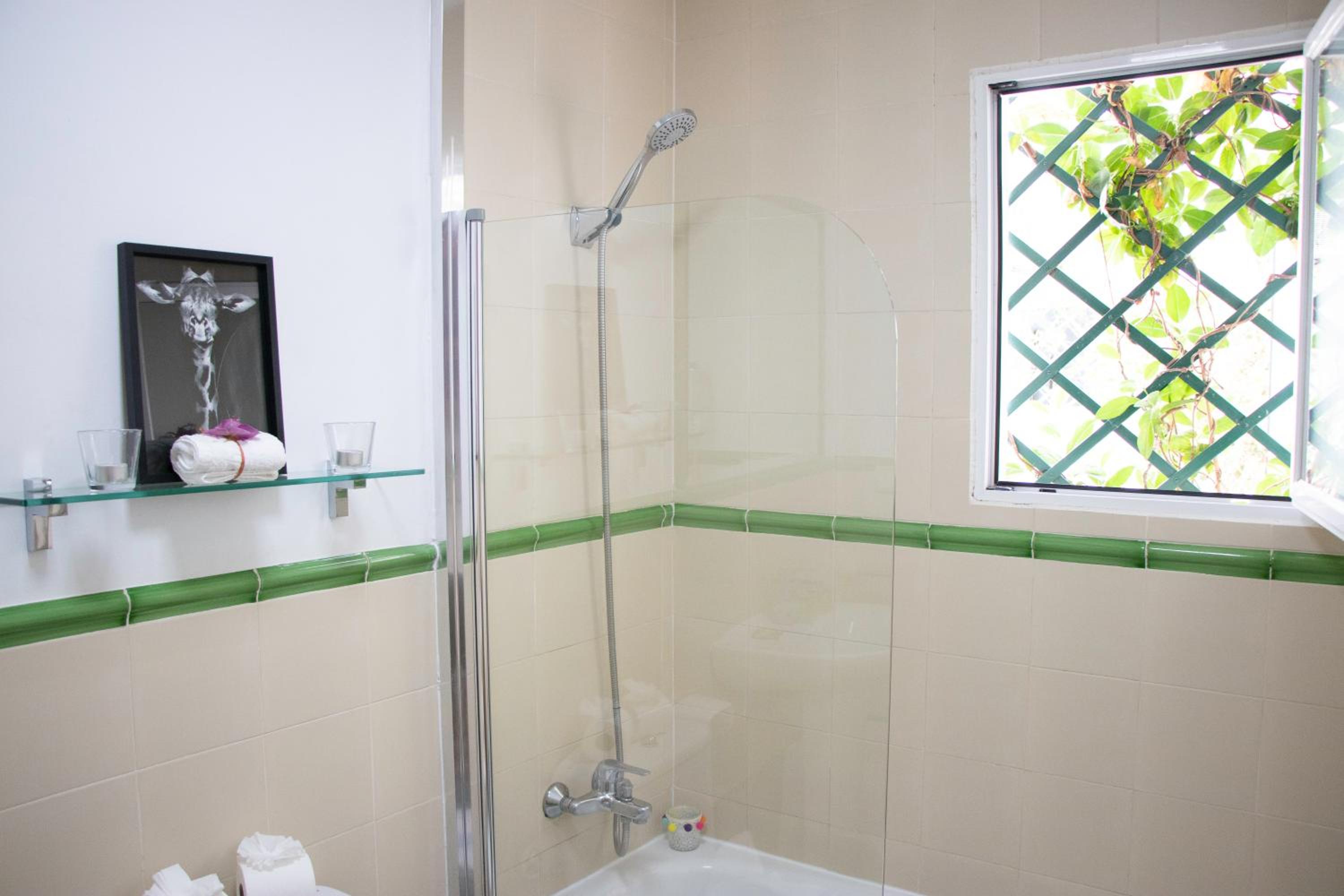 Double Room with Private Bathroom - Photo 47