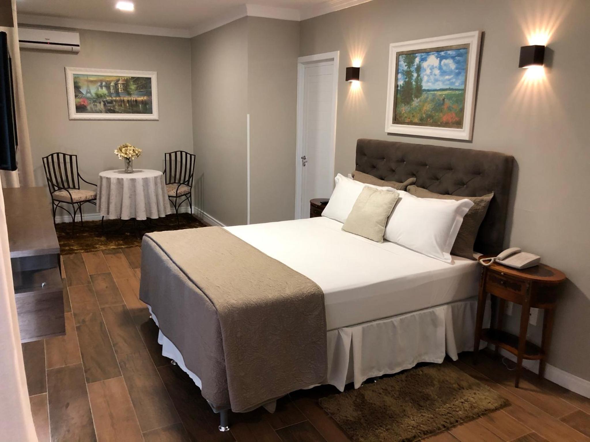 Suite With Hot Tub