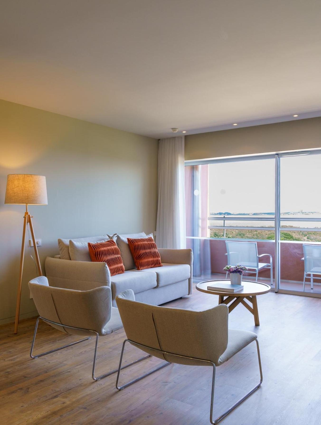 Premium Two-Bedroom Apartment with River View - Photo 7
