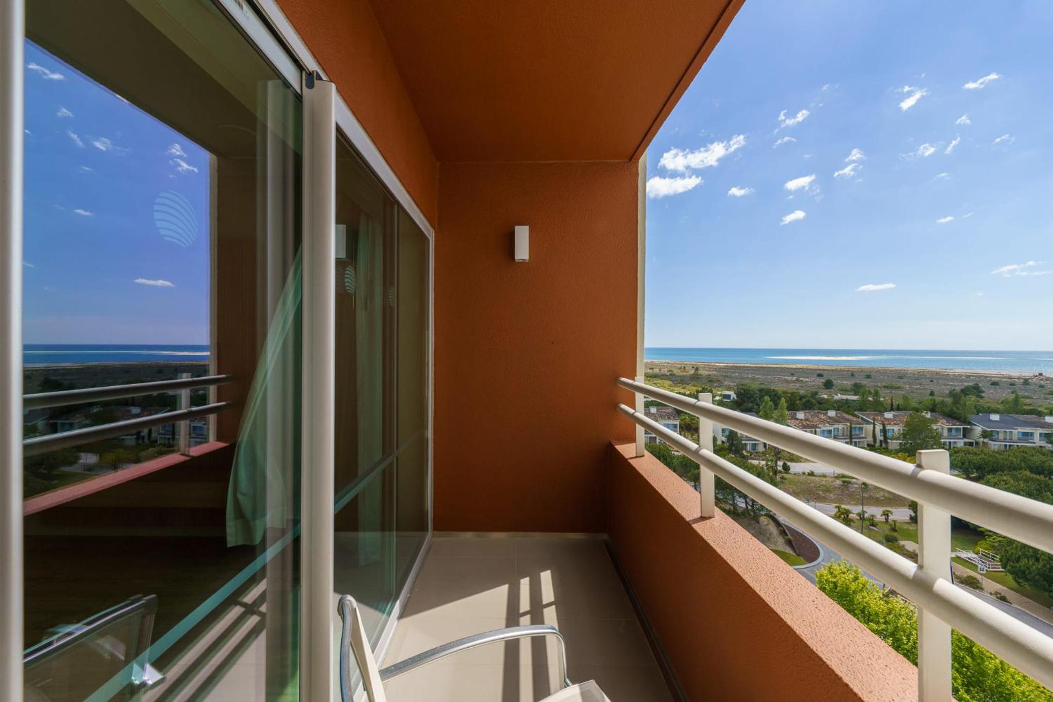 Two-Bedroom Apartment with Sea View - Photo 2