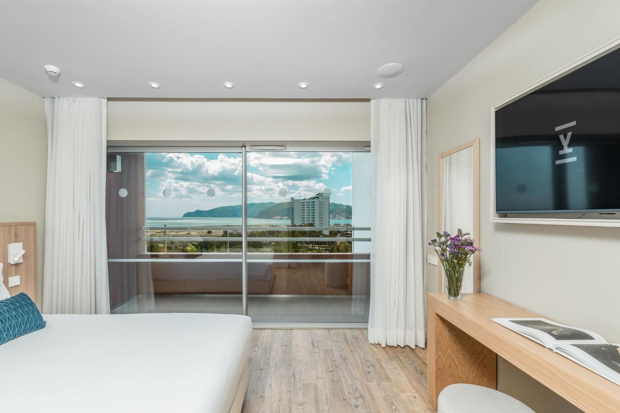 Premium One-Bedroom Suite with Sea View - Photo 2