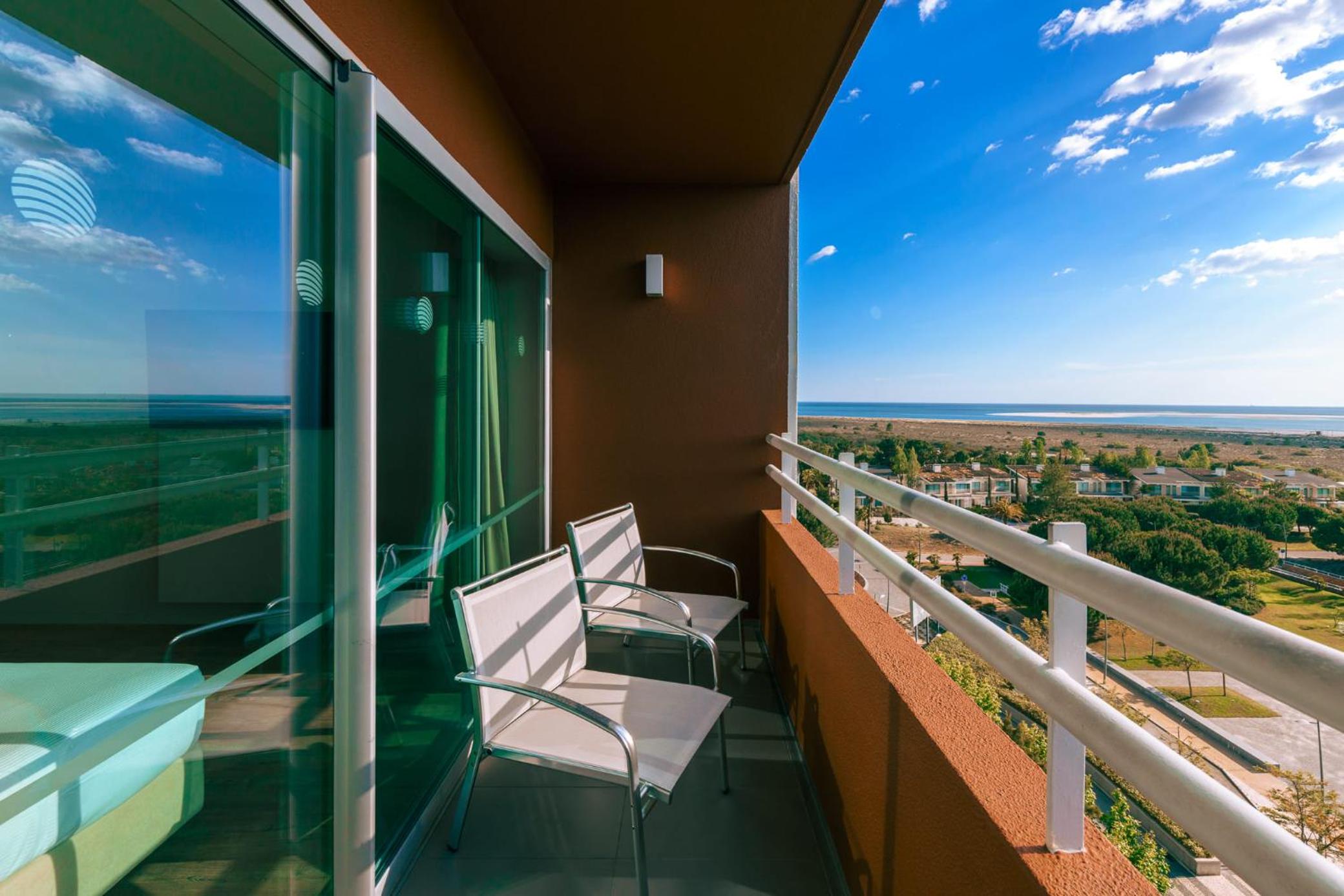 Premium One-Bedroom Suite with Sea View - Photo 5