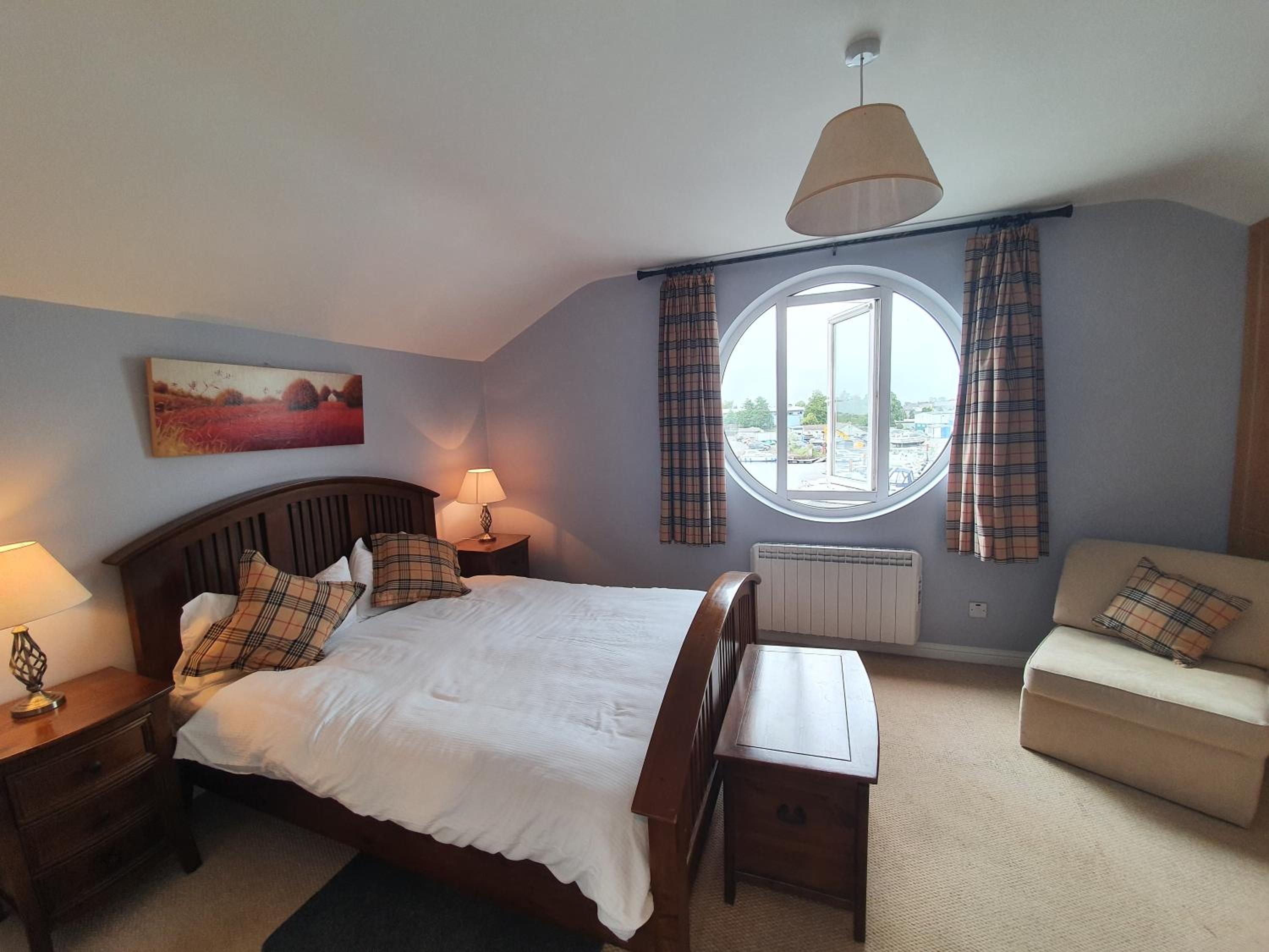 Five-Bedroom House photo 1