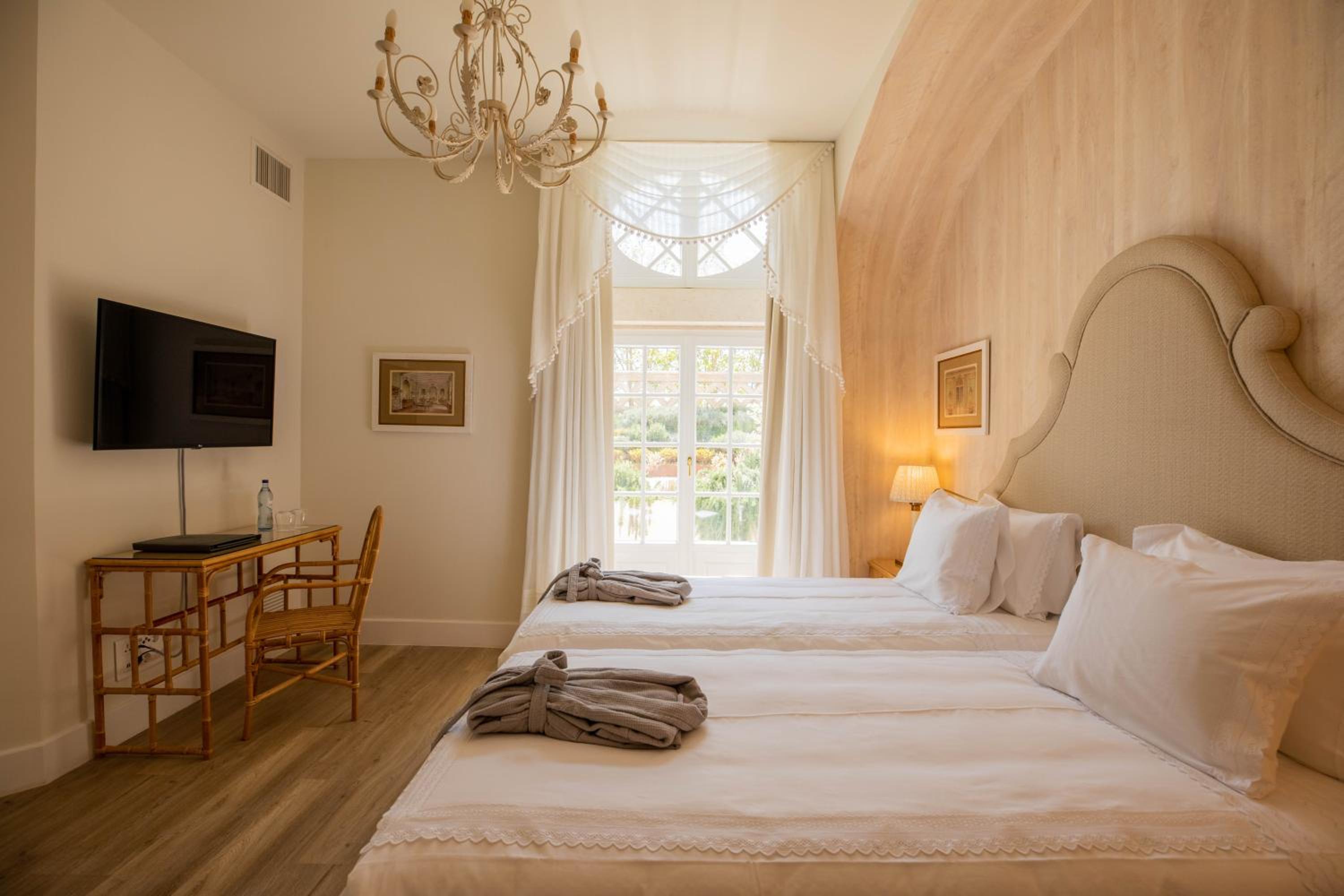 Double Room with Garden View thumbnail 5