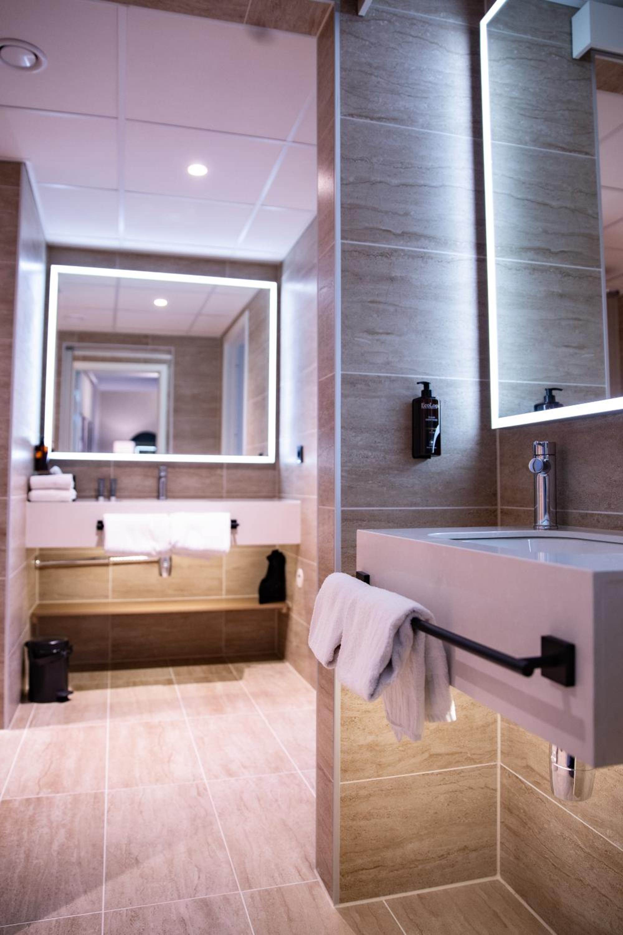 Suite - Photo 3