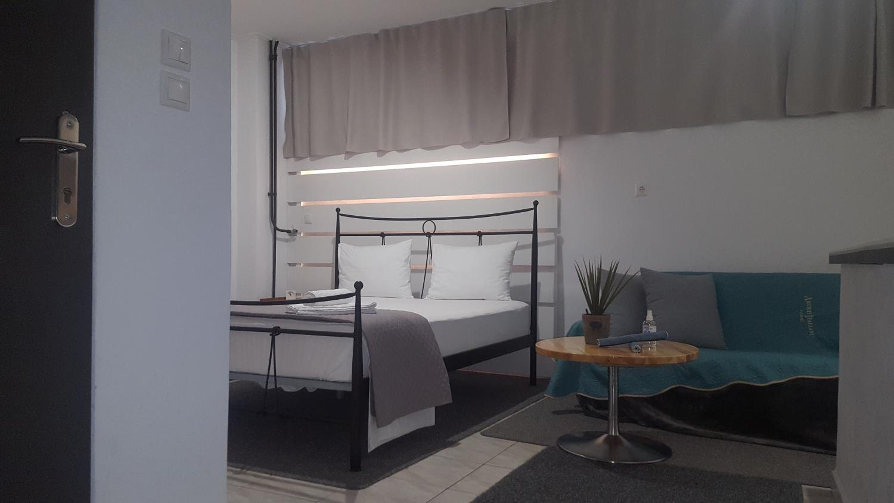One-Bedroom Apartment - Photo 8