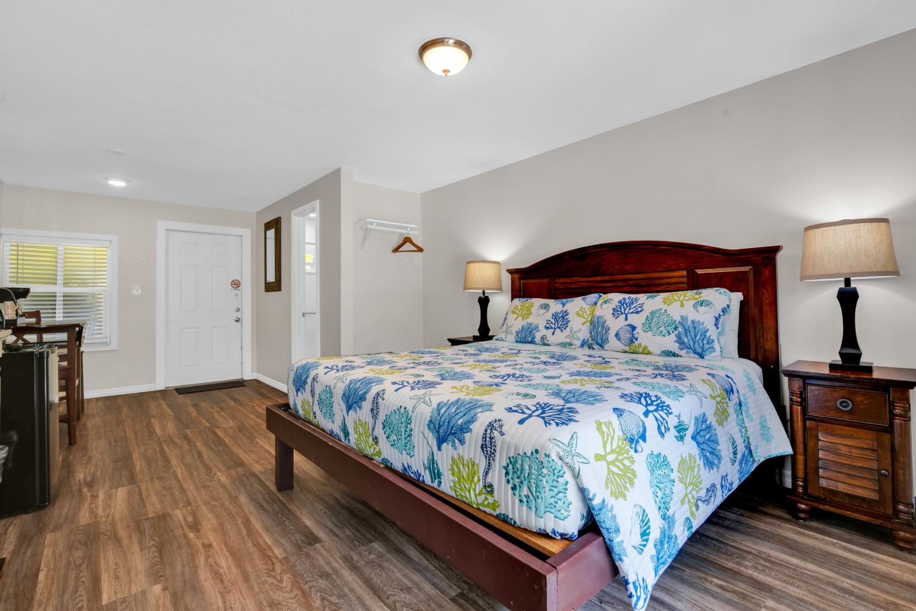 King Room with Pool View - Photo 6