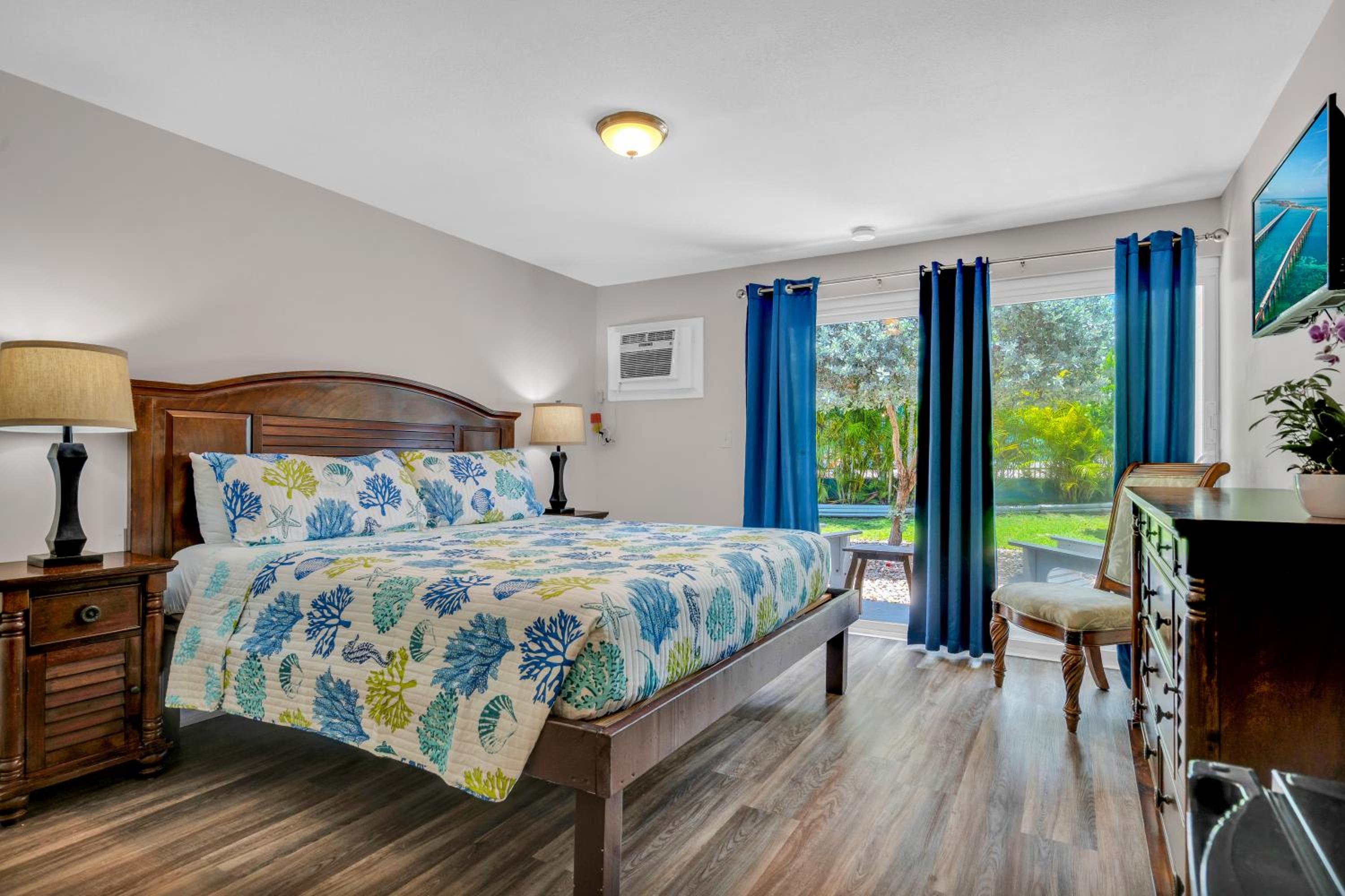 King Room with Pool View - Photo 7