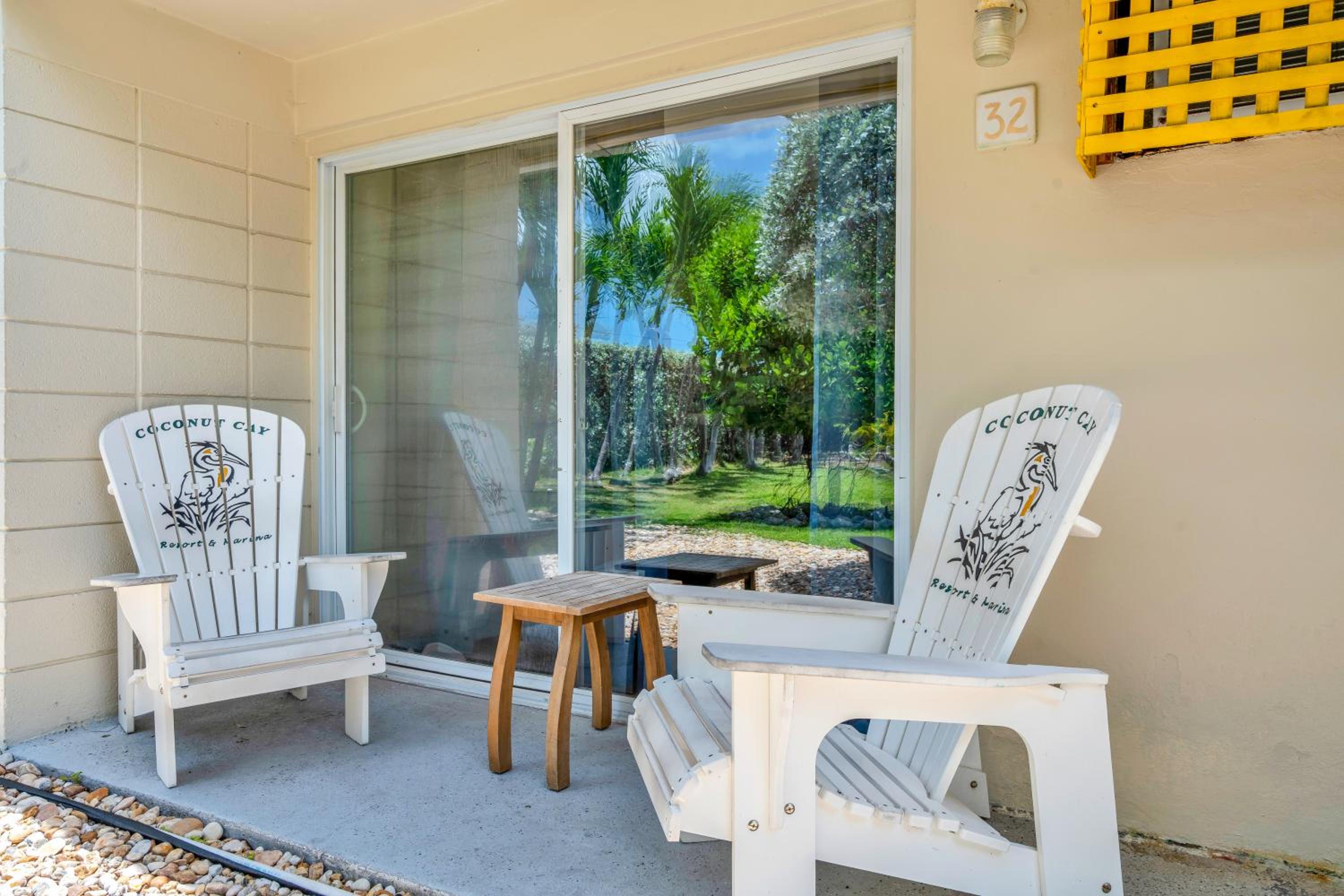 King Room with Pool View - Photo 3