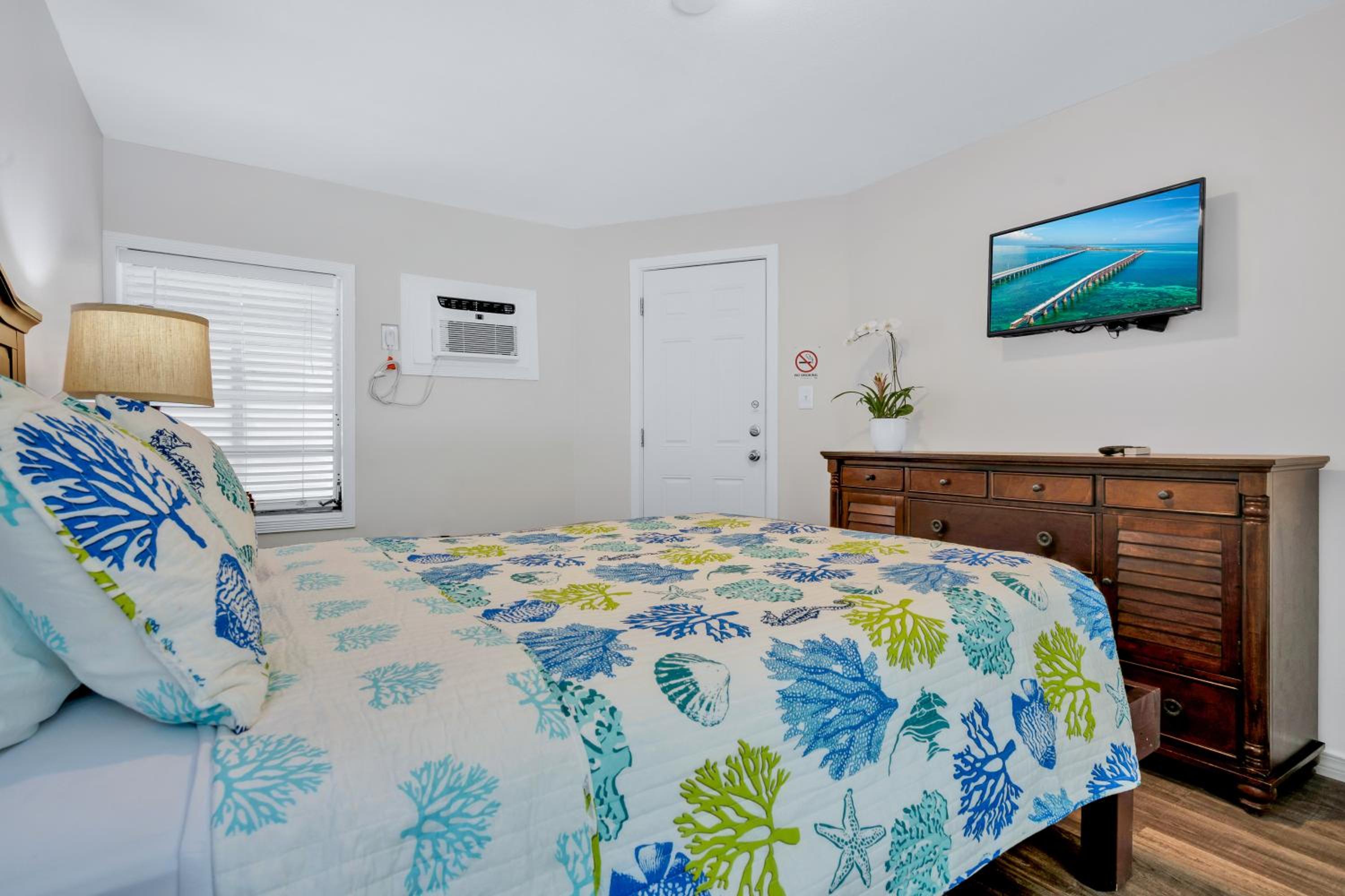 Double Room with Pool View - Photo 5