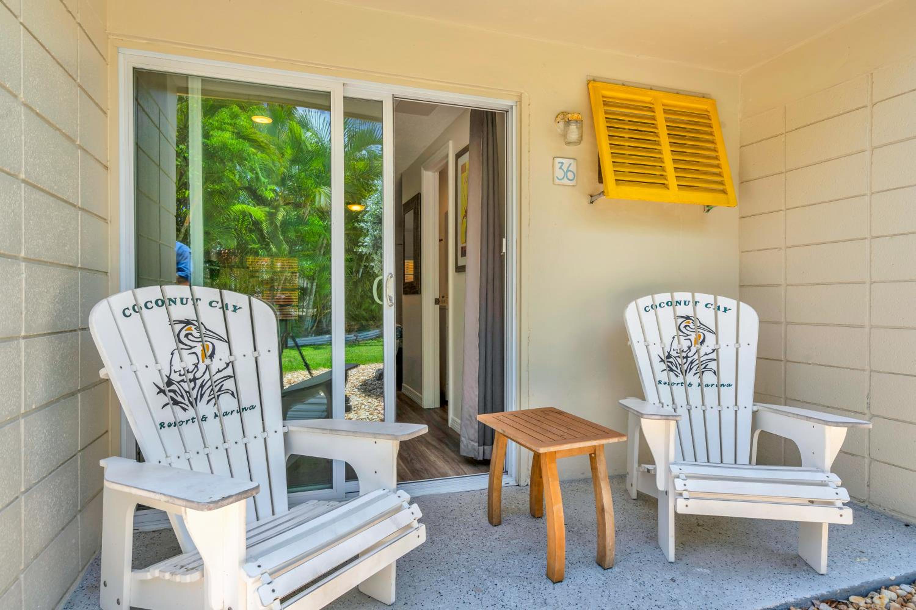 Double Room with Pool View - Photo 8